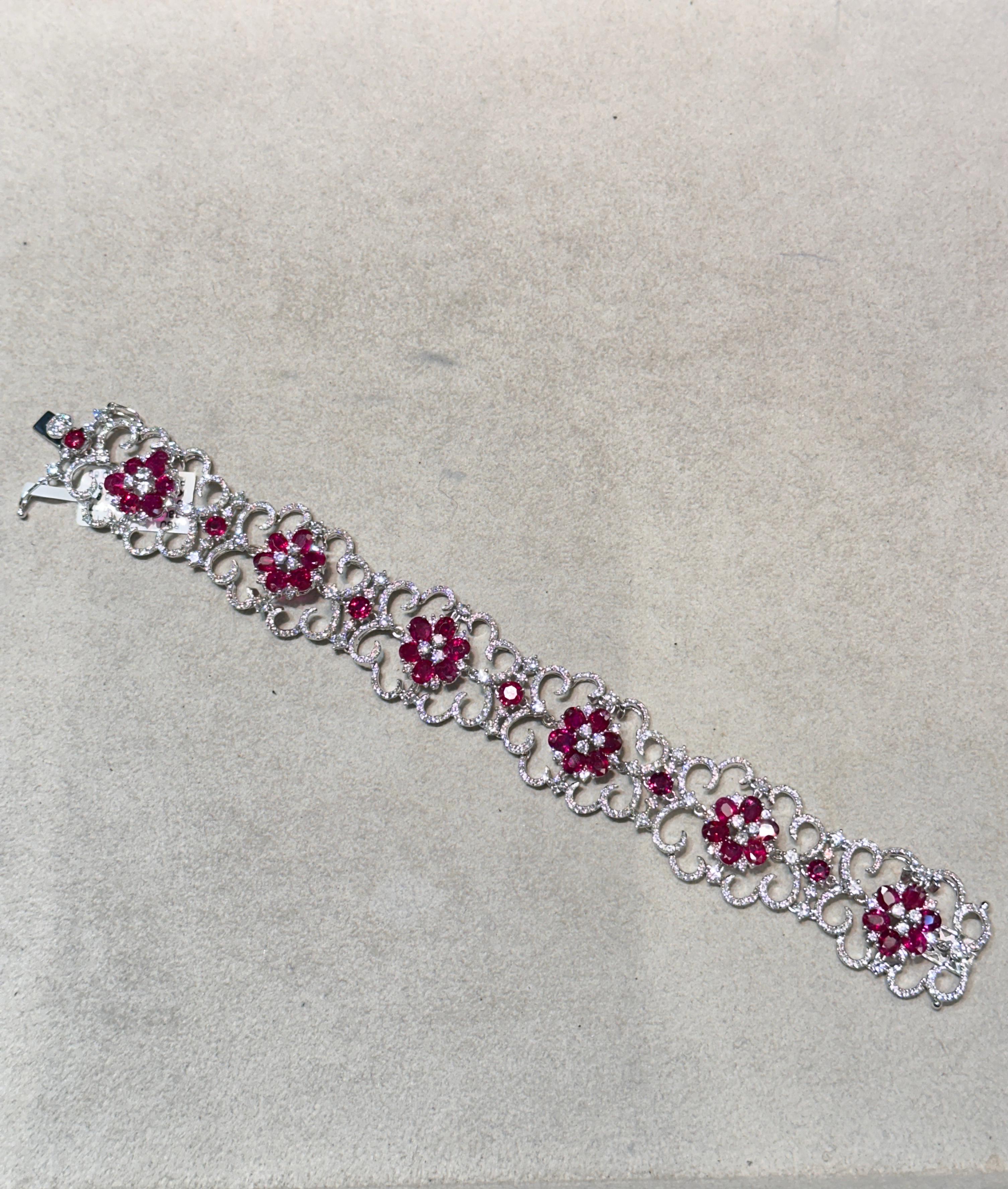Il seguente articolo che offriamo è questo raro e importante bracciale in oro 18KT, splendido e scintillante, con rubini naturali birmani e diamanti. Il bracciale contiene circa 22 carati di splendidi rubini e diamanti birmani!!! Le pietre sono