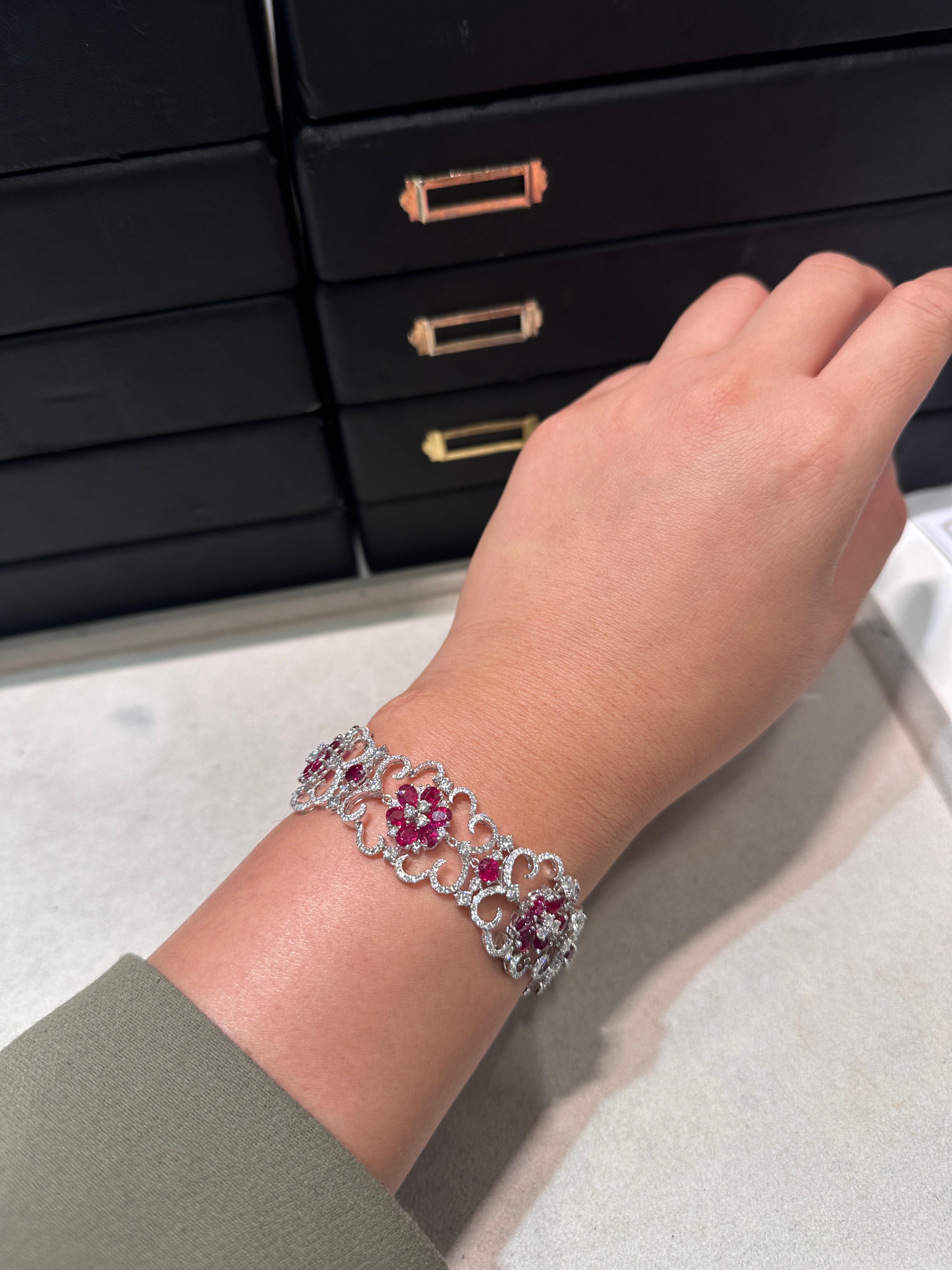 NWT $130, 000 Bracciale in oro 18KT 22CT splendido fiore birmano con rubino e diamante In condizioni Nuovo in vendita a New York, NY