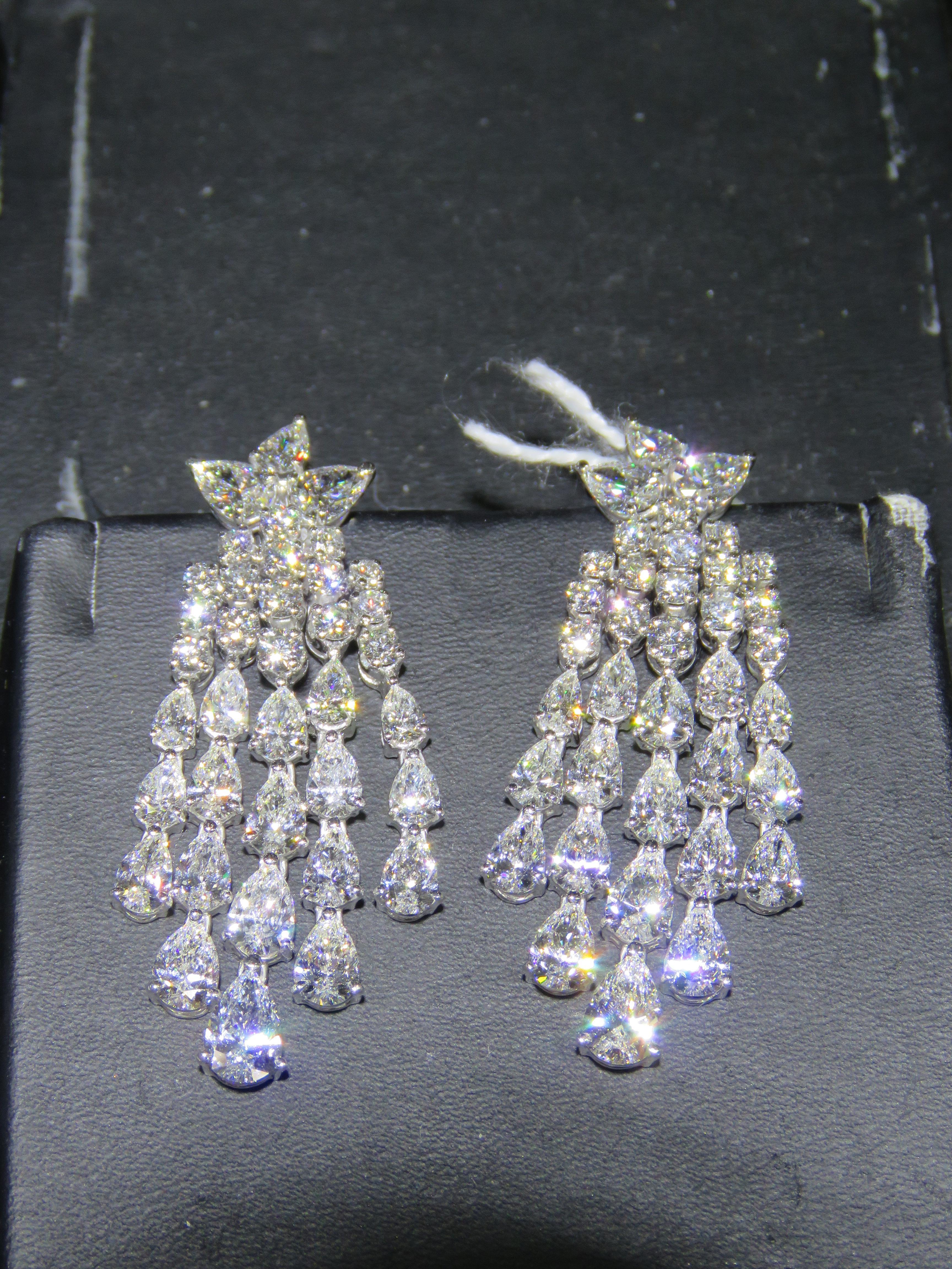 Los siguientes artículos que ofrecemos son un par de pendientes colgantes de diamantes blancos de fantasía de oro de 18 quilates. ¡¡¡Los pendientes están compuestos por diamantes blancos de fantasía finamente engastados!!! T.C.W. ¡¡¡Aproximadamente