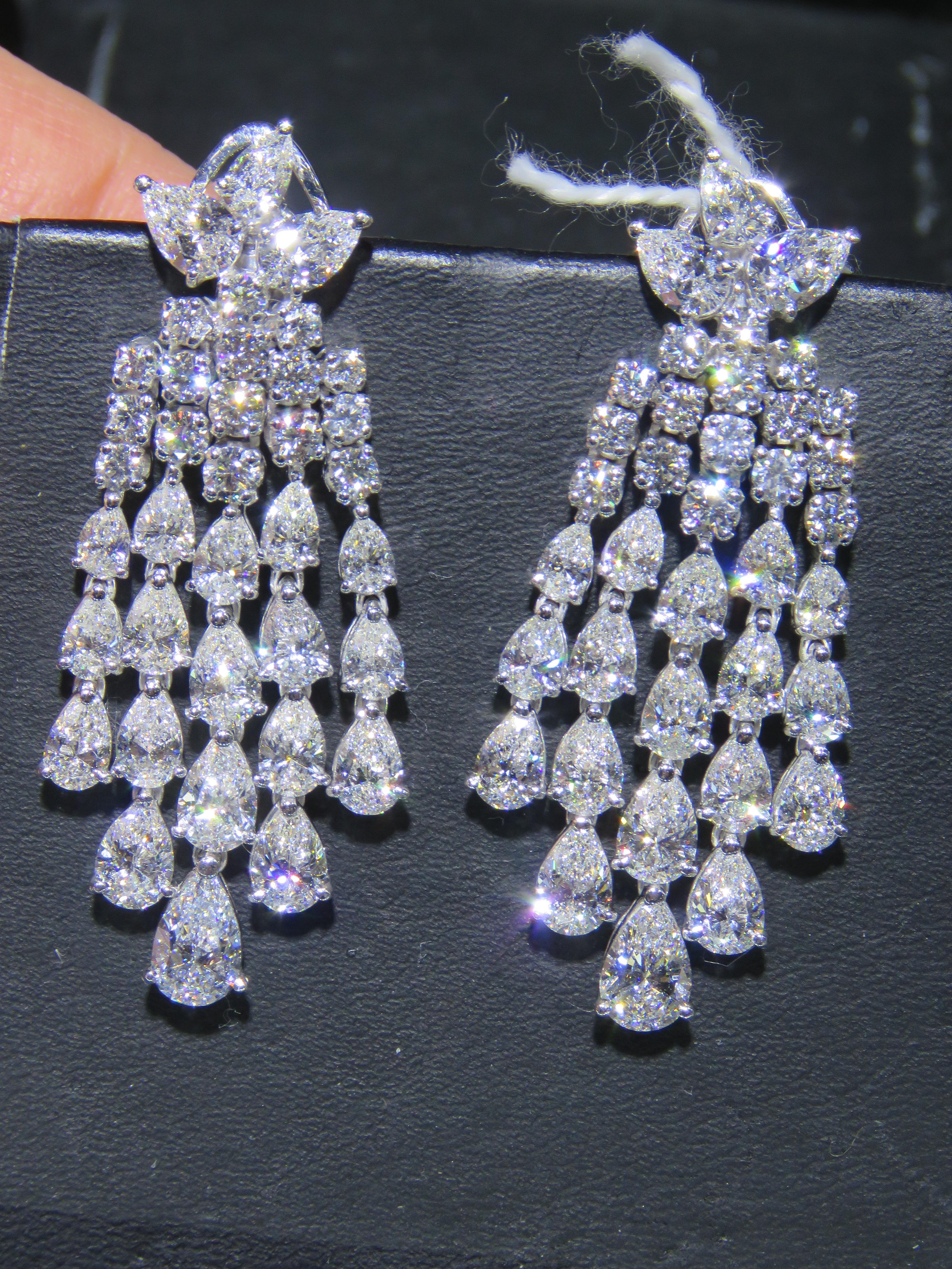 NWT $135, 000 Pendientes colgantes de diamantes brillantes en oro de 18 quilates de fantasía Corte pera en venta