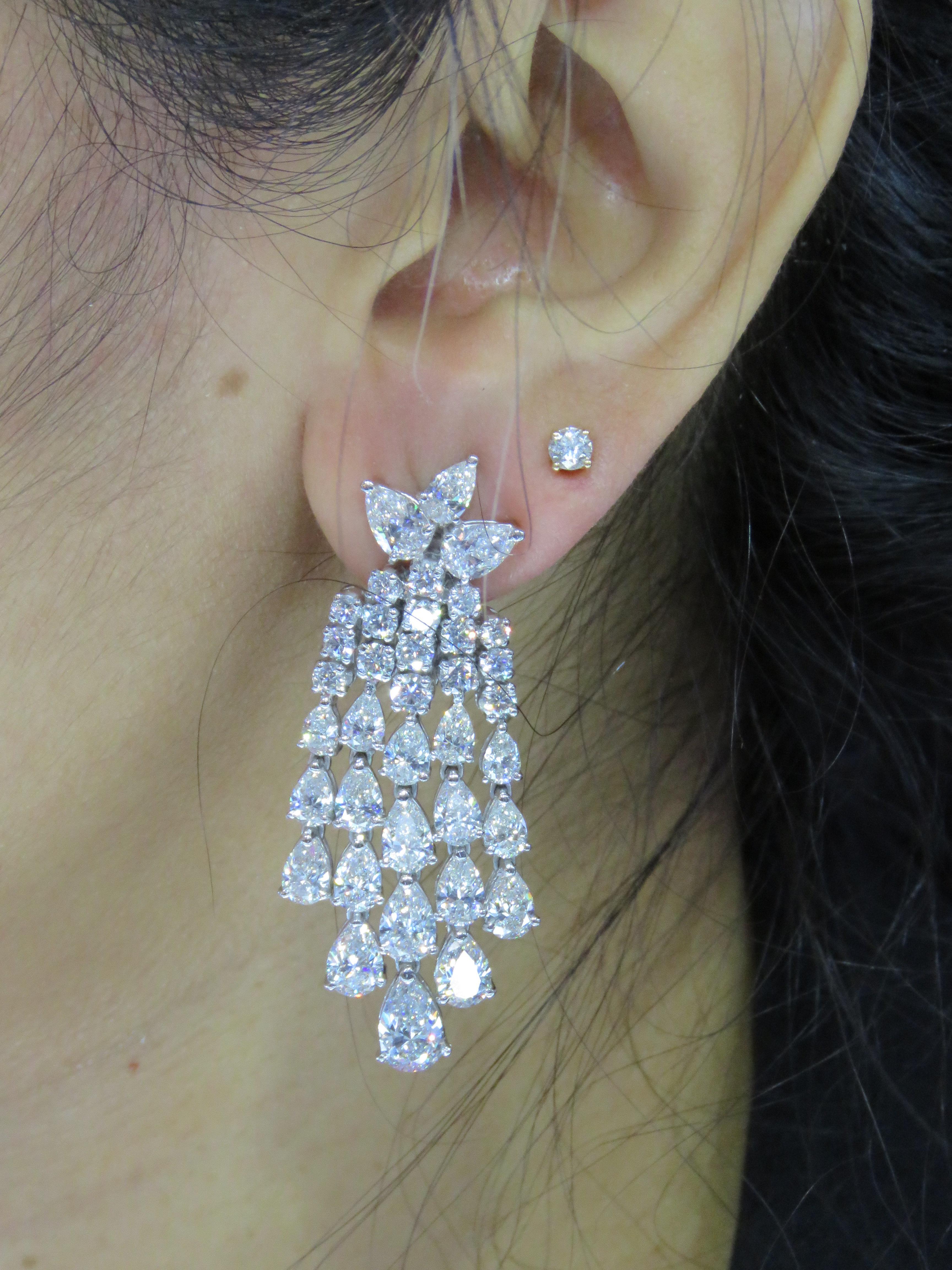 NWT $135, 000 Pendientes colgantes de diamantes brillantes en oro de 18 quilates de fantasía en Nuevo estado para la venta en New York, NY