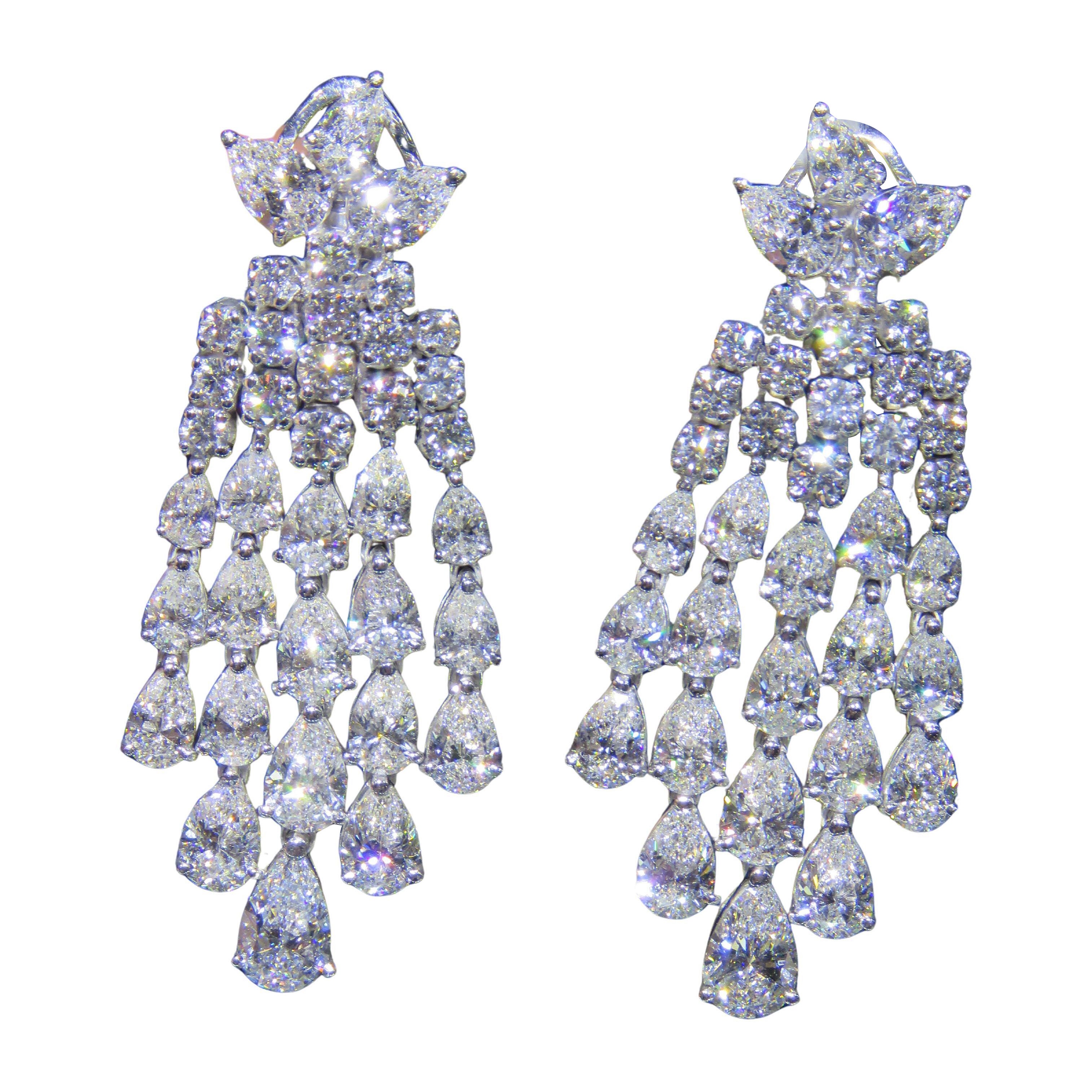 NWT $135, 000 Pendientes colgantes de diamantes brillantes en oro de 18 quilates de fantasía en venta