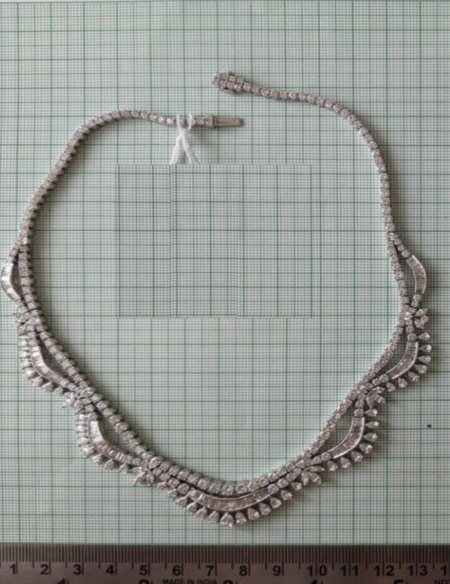 Il seguente articolo è una rara collana di diamanti elaborati in oro bianco 18KT. La collana è composta da splendidi diamanti scintillanti finemente incastonati!!! A.I.C. circa 25CTS!!! Questa splendida collana è un raro campione e viene fornita con