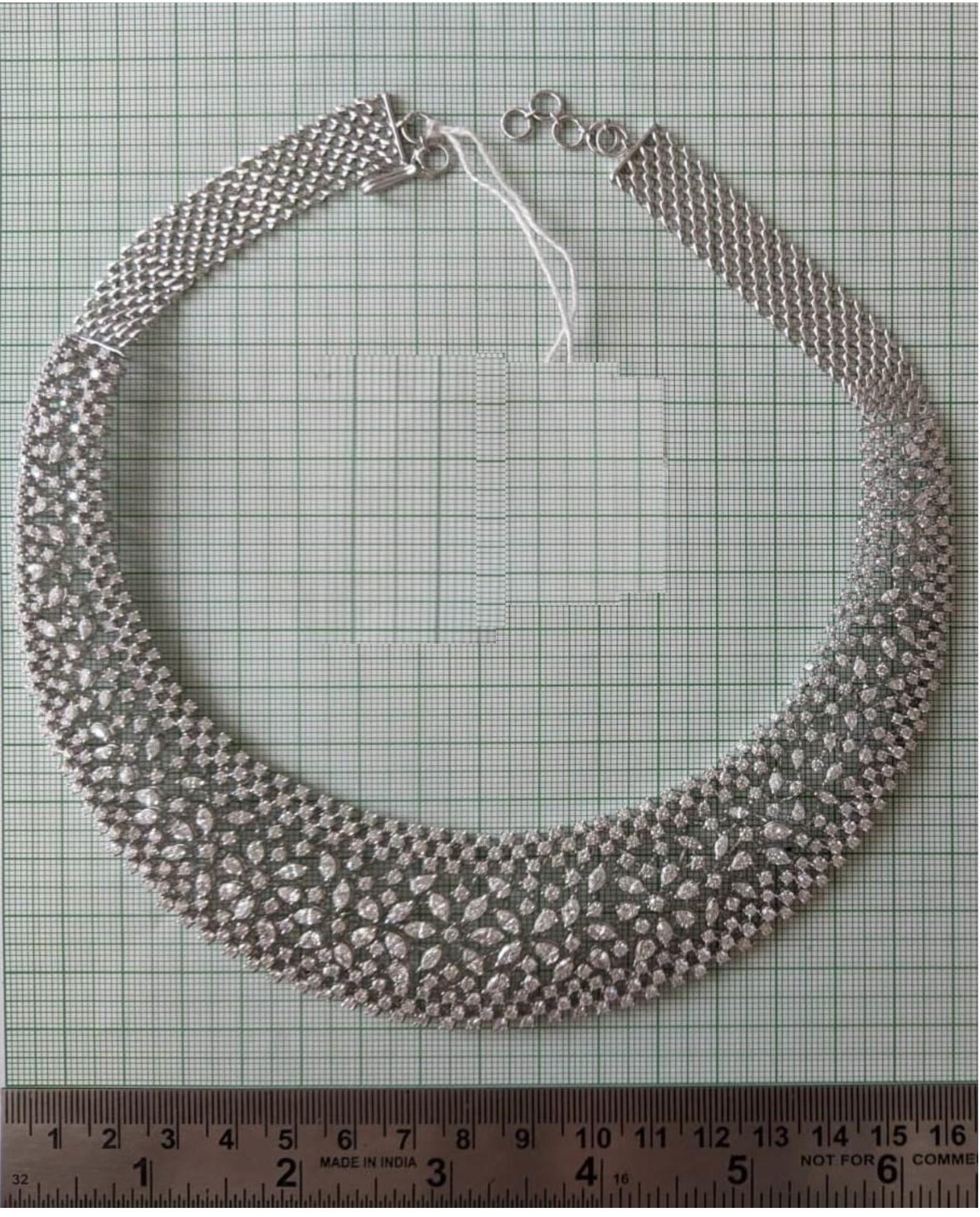 Il seguente articolo è una rara collana di diamanti elaborati in oro bianco 18KT. La collana è composta da splendidi diamanti scintillanti finemente incastonati!!! A.I.C. oltre 22CTS!!! Questa splendida collana è un raro campione e viene fornita con