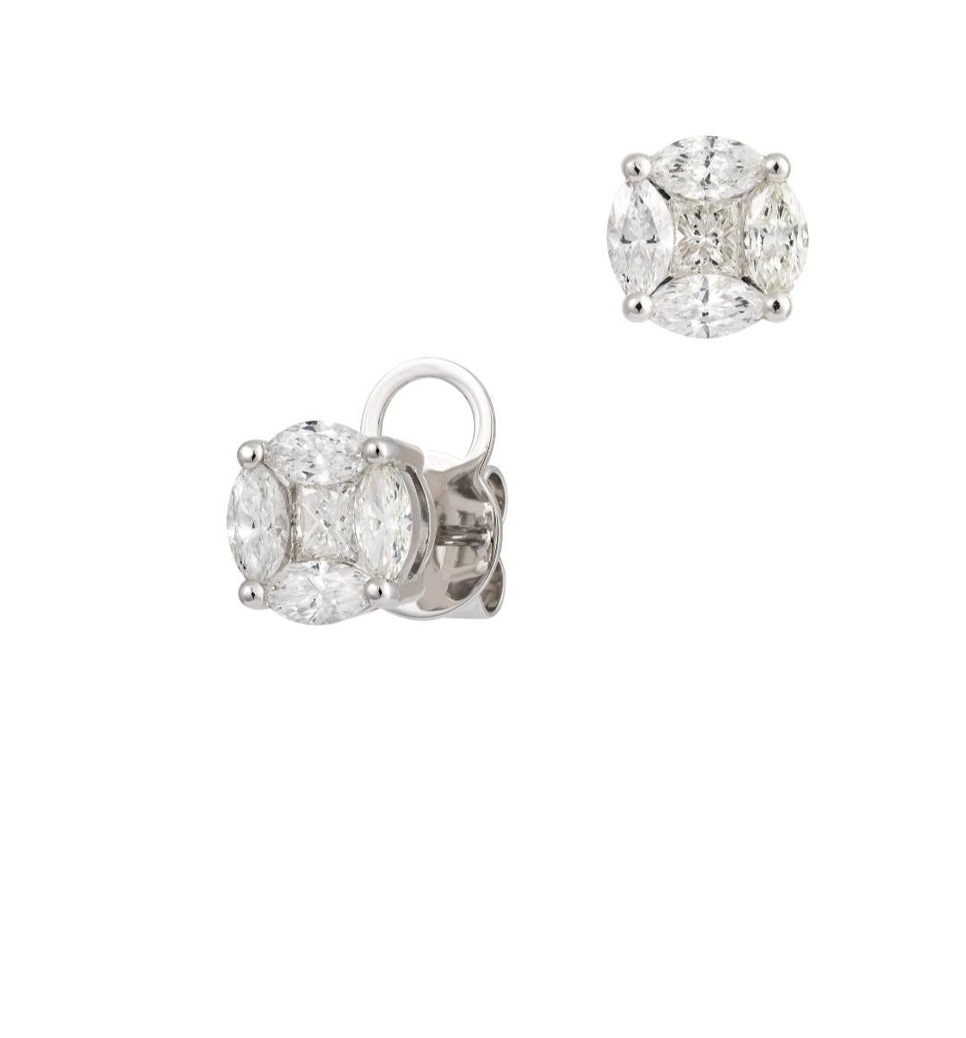 Il seguente articolo è un paio di rari orecchini con diamanti bianchi e gialli in oro 18KT. Gli orecchini sono composti da splendidi diamanti bianchi finemente incastonati per un totale di circa 1,50 carati e circa 0,50 carati di diamanti gialli