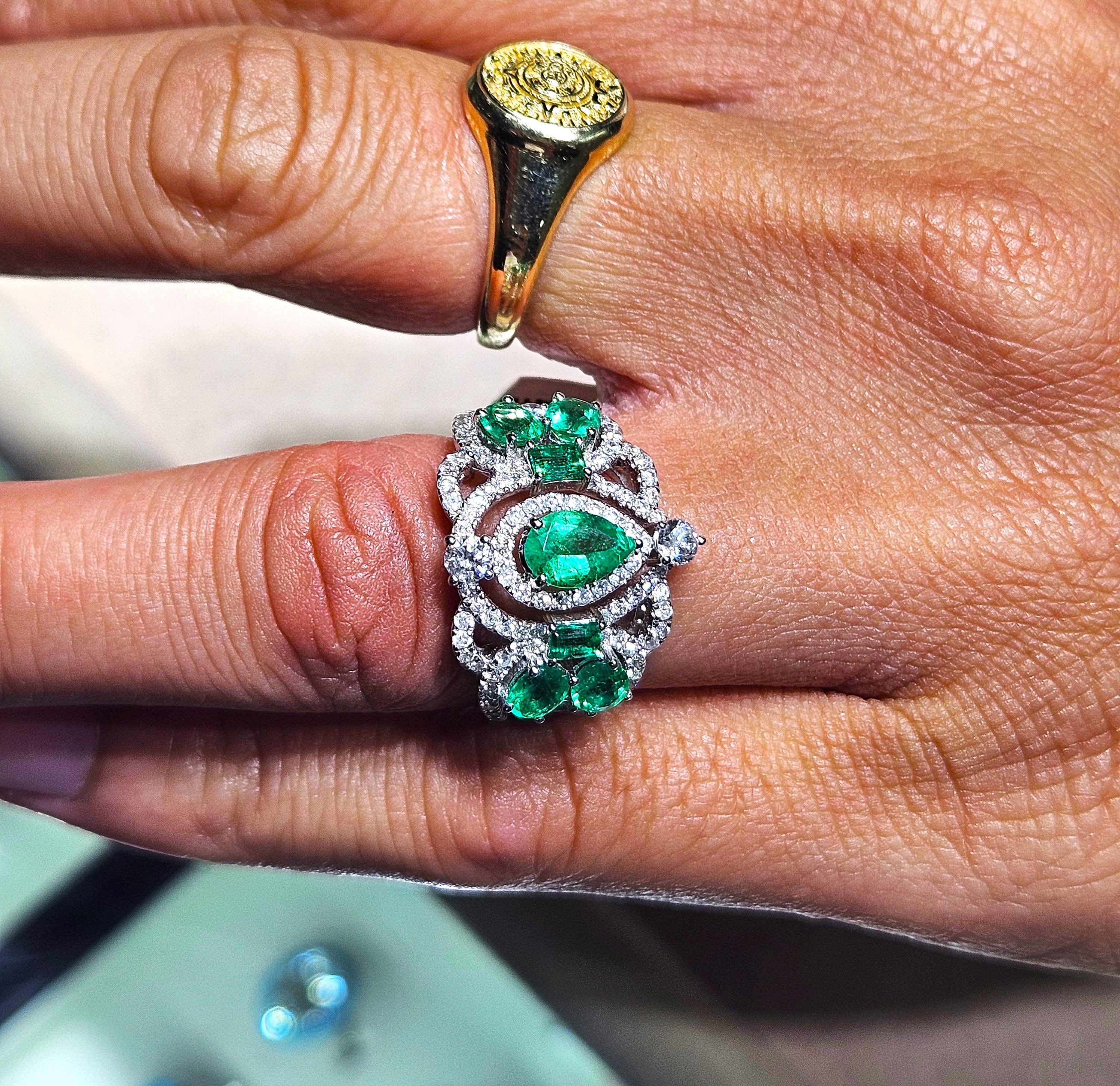 Mixed Cut NWT $14, 500 18KT Gold Gorgeous Large Fancy Colombian Emerald Diamond Ring For Sale