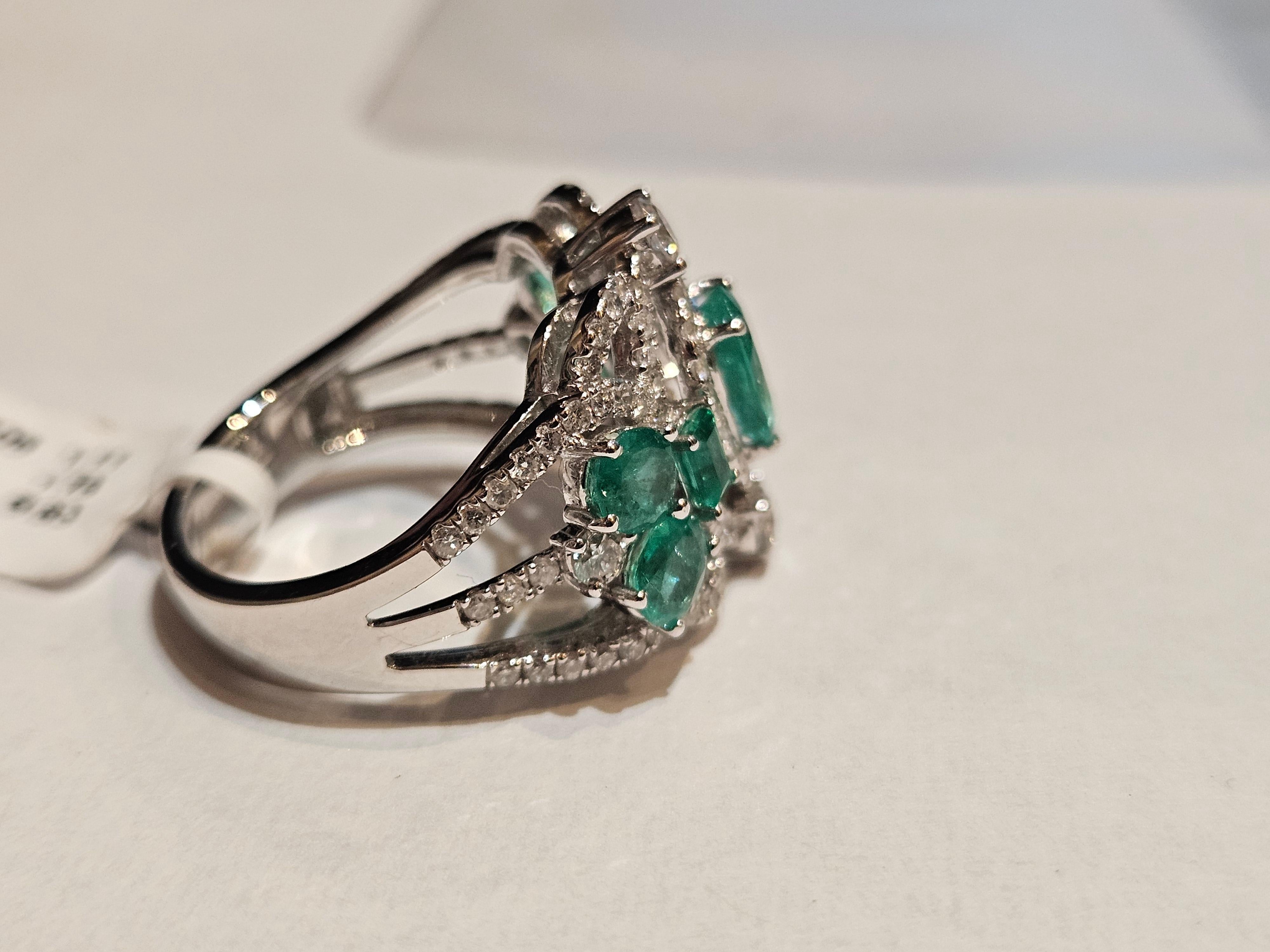 NWT $14, 500 18KT Gold Wunderschöne große Fancy kolumbianischen Smaragd Diamant Ring im Zustand „Neu“ im Angebot in New York, NY