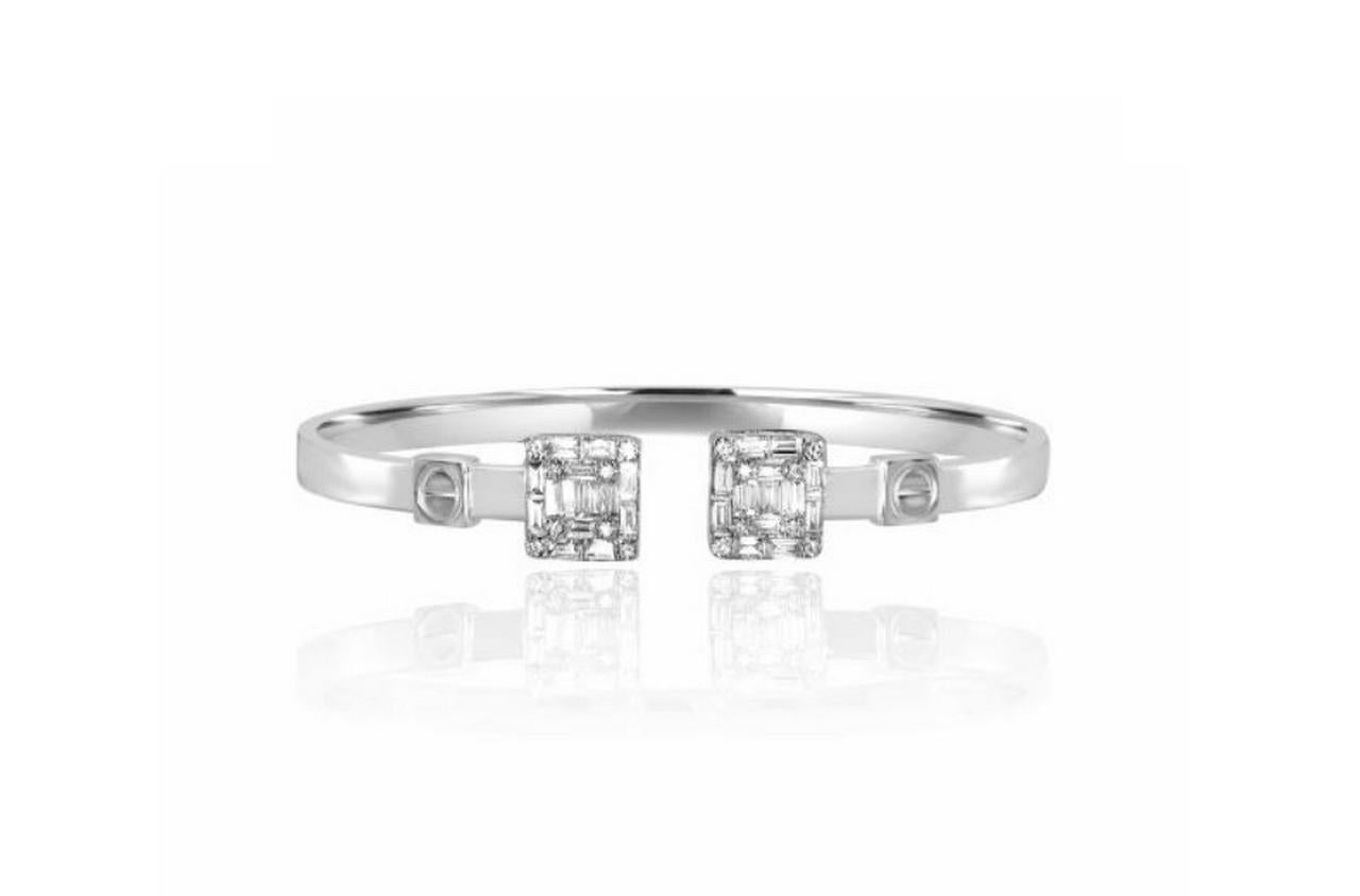 Il seguente articolo che offriamo è questo bellissimo braccialetto scintillante in oro bianco 18KT, molto raro e importante, che presenta una serie di magnifici e rari diamanti assortiti con taglio fantasia e una vite sul lato di ciascuno di essi.
