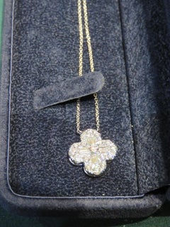 NWT 14, 763 18KT Gold Large Clover Solitaire Glittering Diamond Pendant Necklace