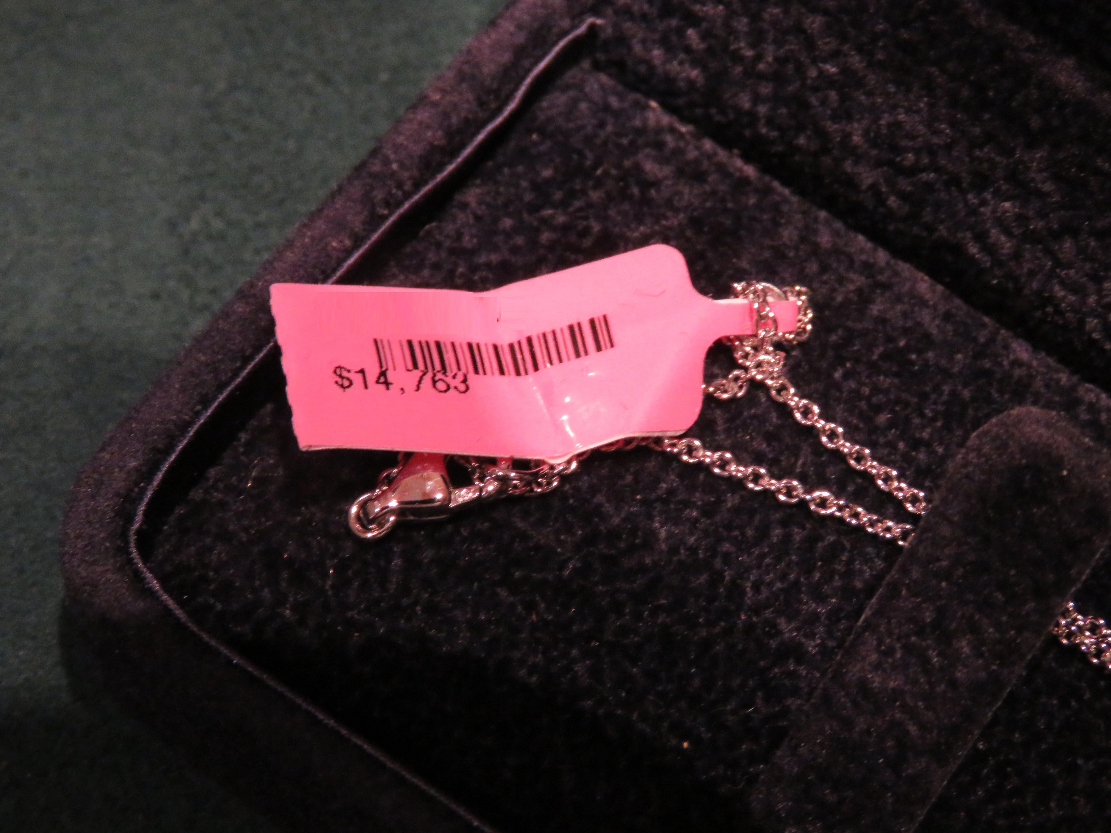 NWT 14, 763 18KT Gold Large Clover Solitaire Glittering Diamond Pendant Necklace In New Condition For Sale In New York, NY