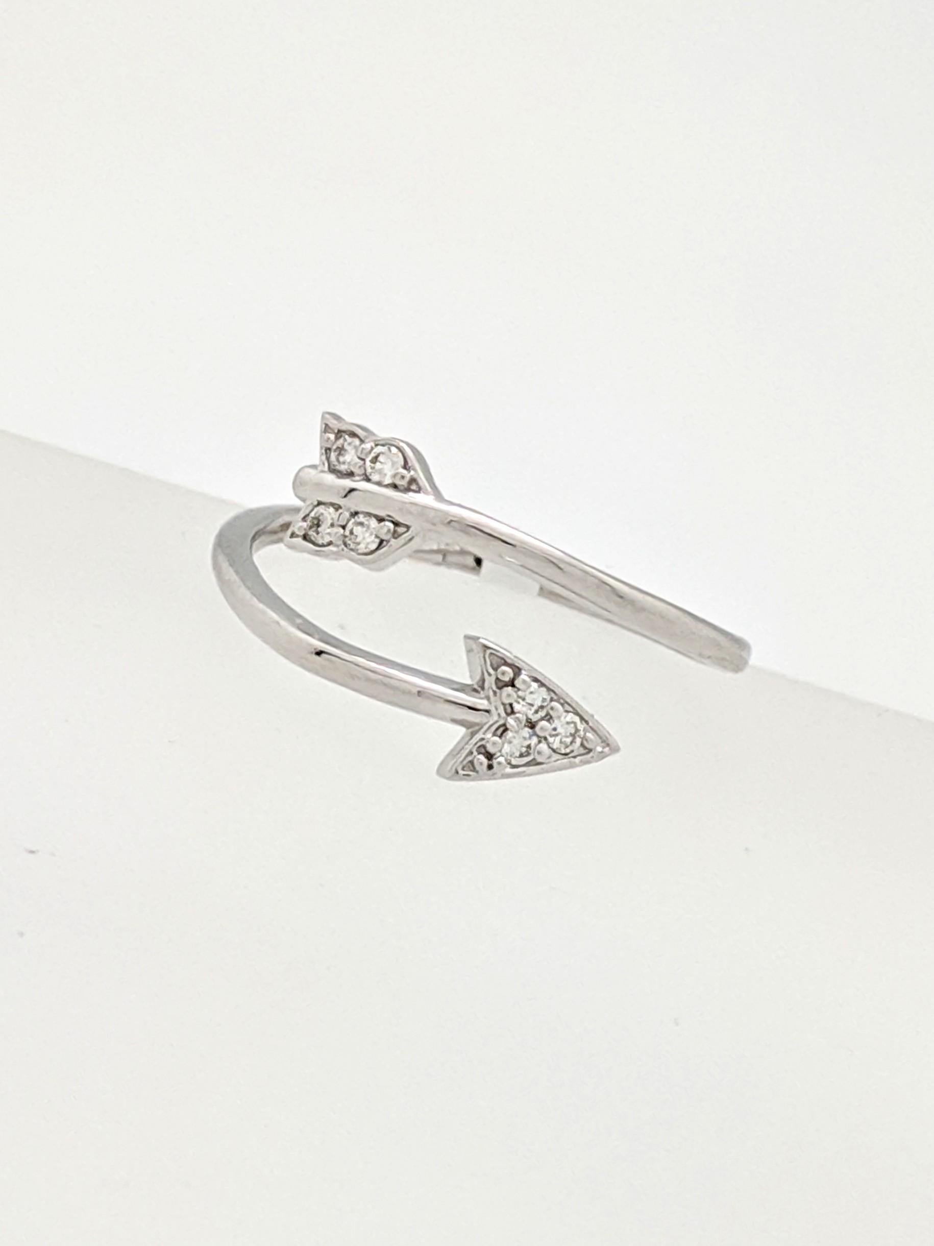 Round Cut NWT 14 Karat White Gold Open Diamond Arrow Ring For Sale