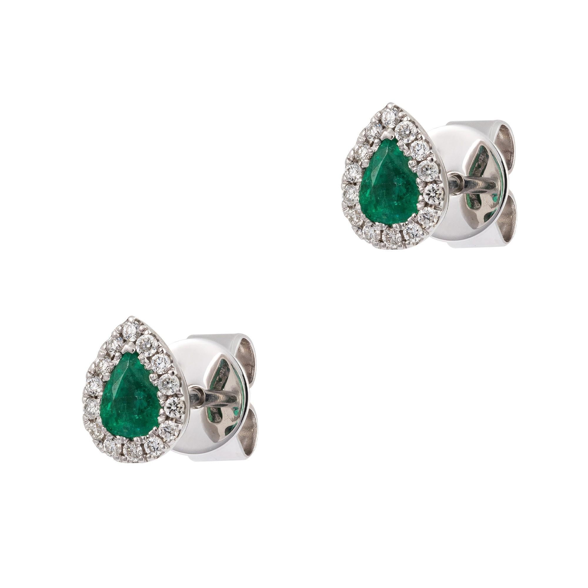 L'article suivant est une paire de boucles d'oreilles en or 18KT avec des émeraudes vertes. Les boucles d'oreilles sont composées de clous d'oreilles finement sertis d'un magnifique rubis rouge en forme de poire !!! A.I.C&W. Approx .42CTS. Ces