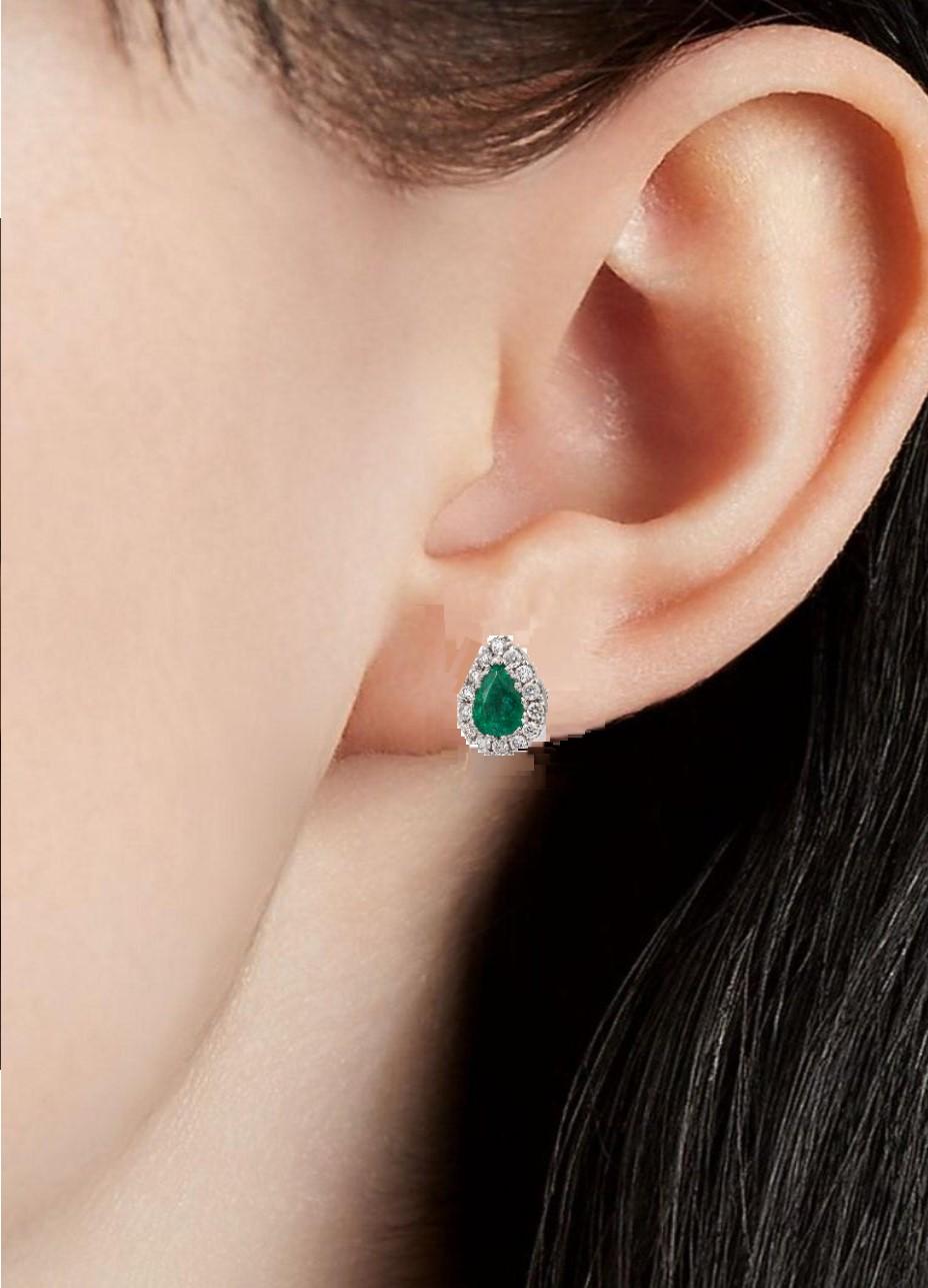 Taille poire NWT $1400 18KT Gold Glittering Fancy Pear Emerald Diamond Stud Earrings Clous d'oreilles en vente