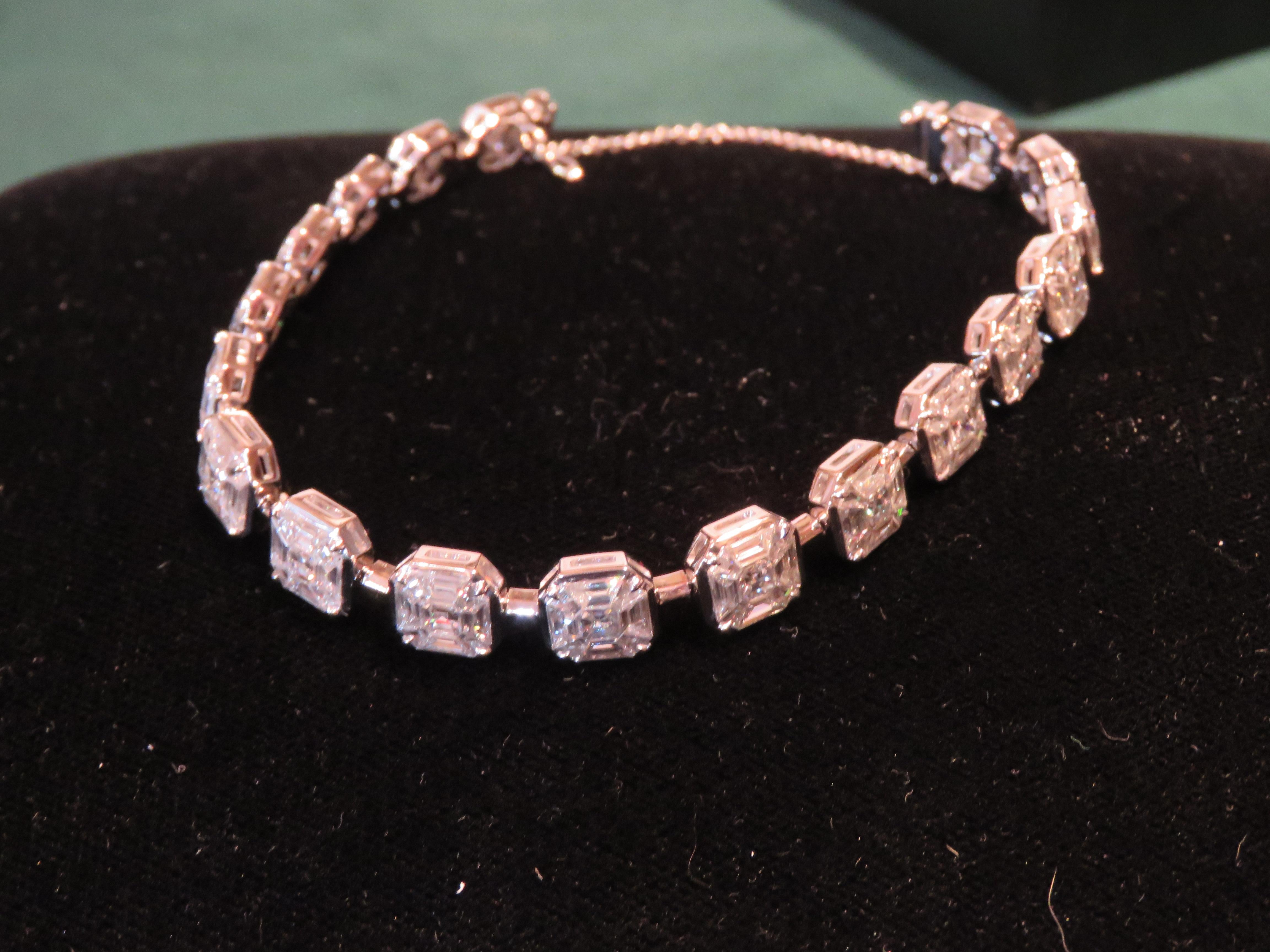 El siguiente artículo que ofrecemos es esta Preciosa e Importante Pulsera de Tenis de Diamantes Baguette en Oro Raro de 18 KT. Esta Rara Pulsera presenta un Conjunto de Magníficos Diamantes Raros. T.C.W. ¡¡¡Aproximadamente 10CTS!!!
Los diamantes son