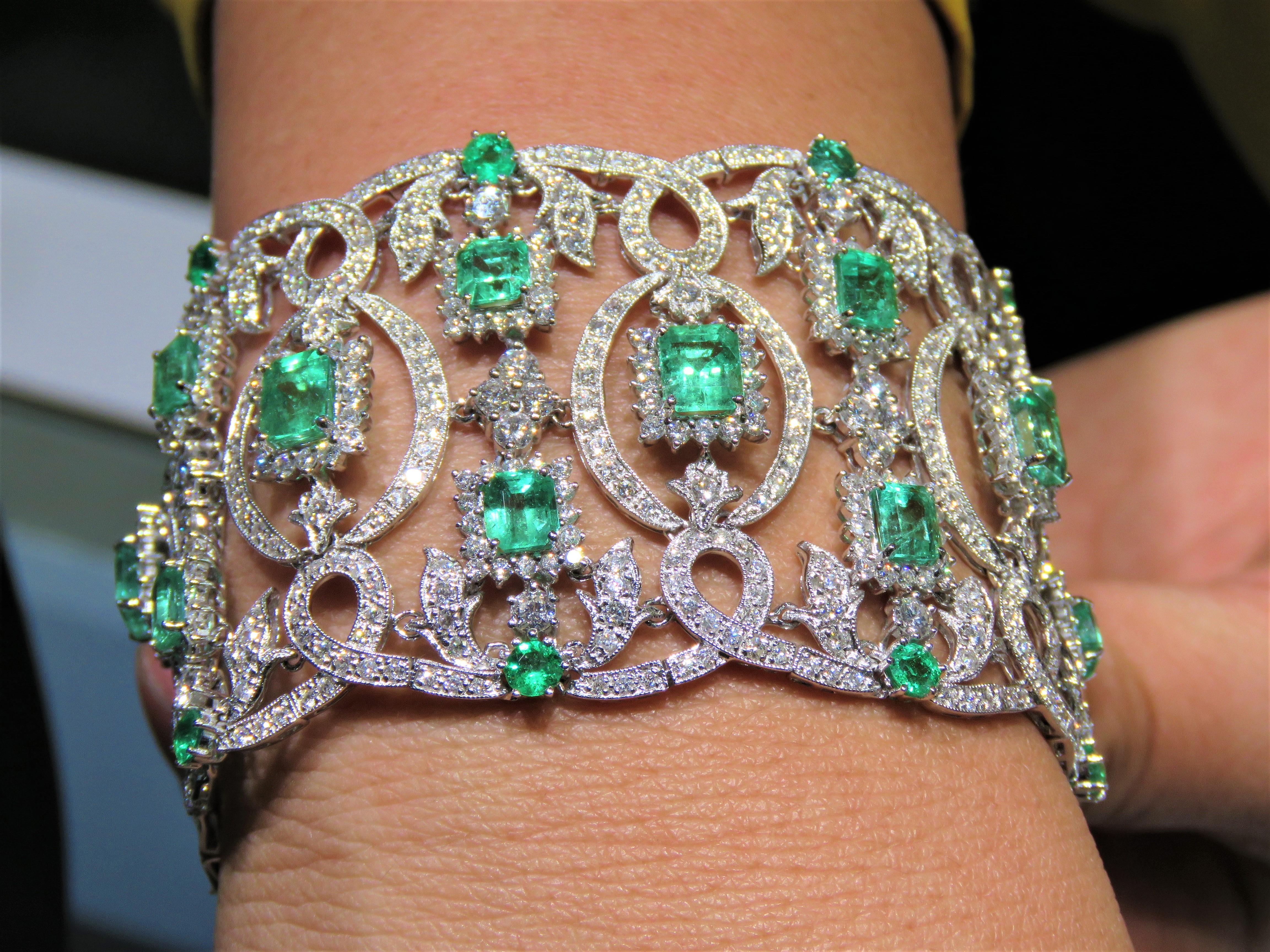 Emerald Cut NWT $145, 000 18kt Gold Glittering Fancy Large Green Emerald Diamond Bracelet For Sale