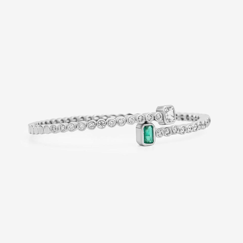 Emerald Cut NWT 14 Karat White Gold Glittering Green Emerald White Sapphire Bangle Bracelet For Sale