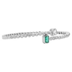 Bracelet jonc en or blanc 14 carats avec émeraudes vertes et saphirs blancs scintillants, neuf avec étiquette