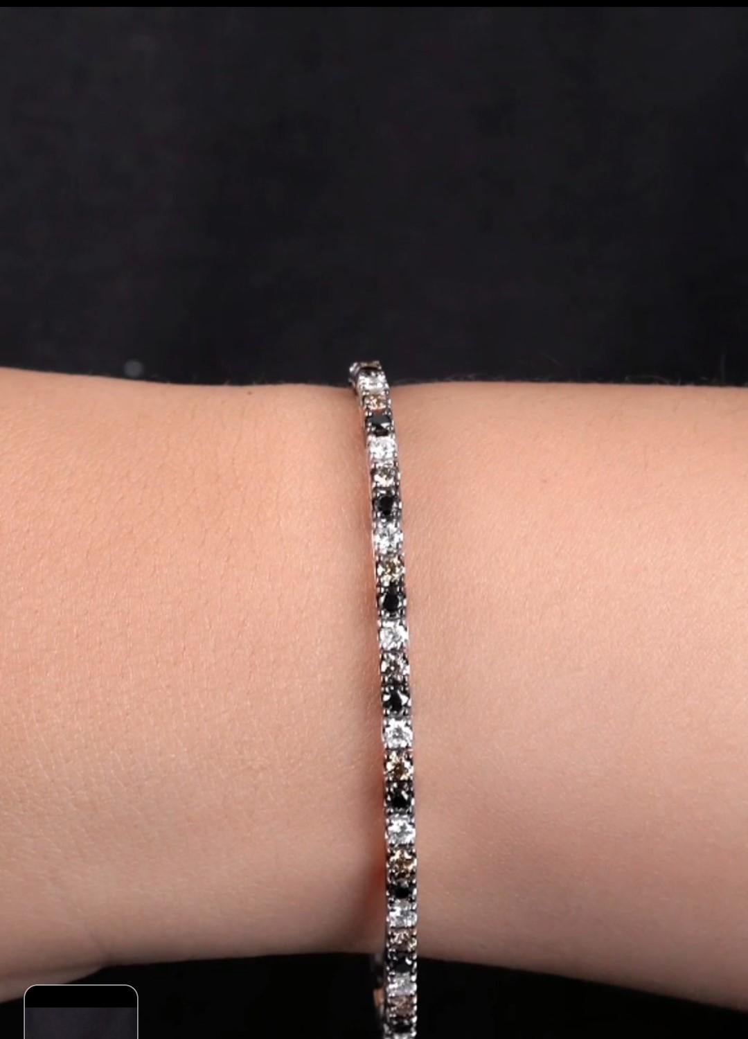 Il seguente oggetto è un importante braccialetto da tennis in oro 18KT con diamanti neri, bianchi e cognac. Il bracciale è composto da diamanti Fancy Color. T.C.W. Circa 4.25CTS!!! Questo splendido bracciale è un raro campione nuovo con cartellino