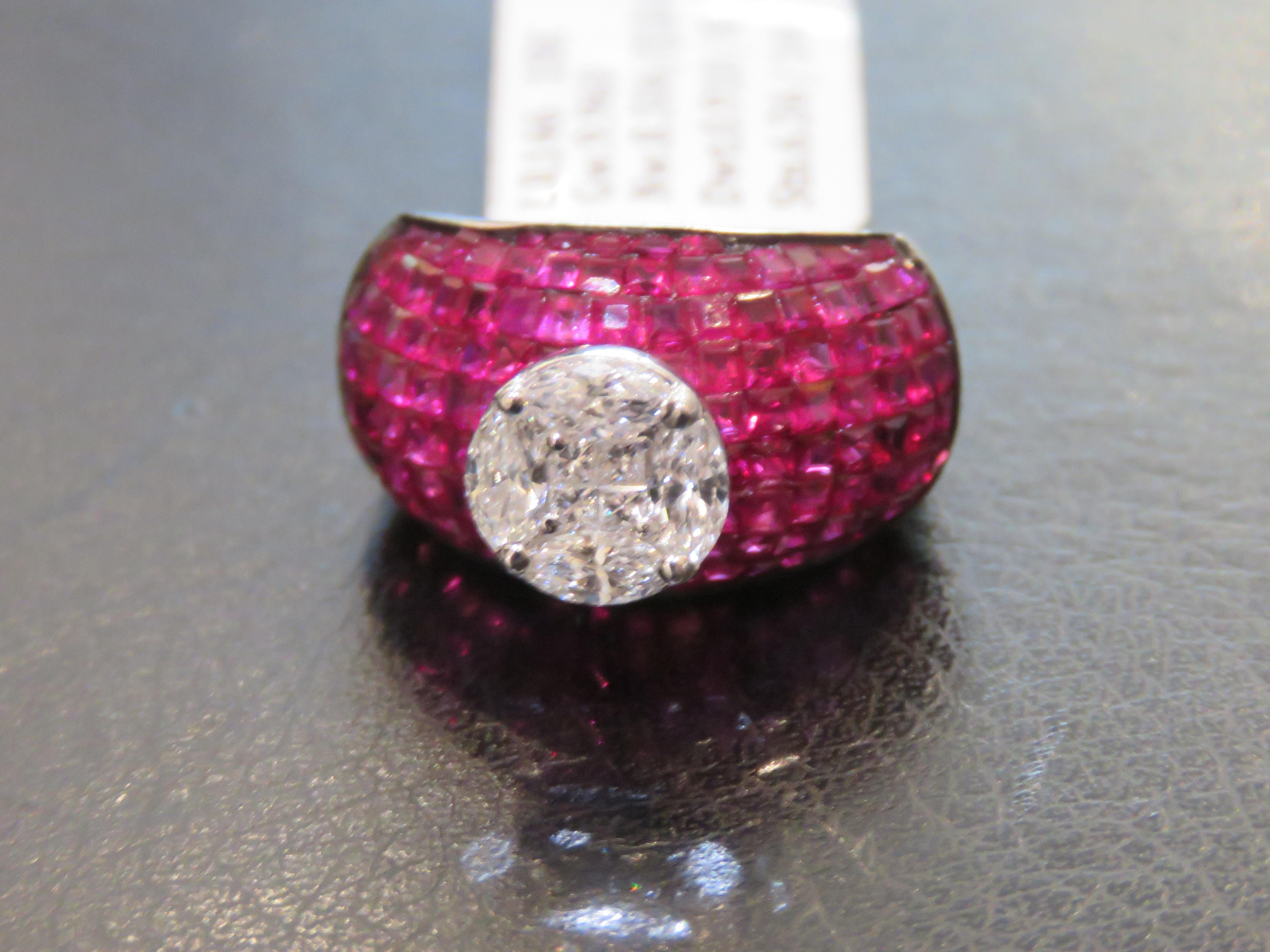 Los siguientes artículos que estamos ofreciendo es un Raro Importante Radiante 18KT ORO BLANCO GRAN DIAMANTE Y RUBÍ ANILLO. El anillo se compone de un gran diamante brillante finamente engastado, rodeado de magníficos rubíes brillantes de talla
