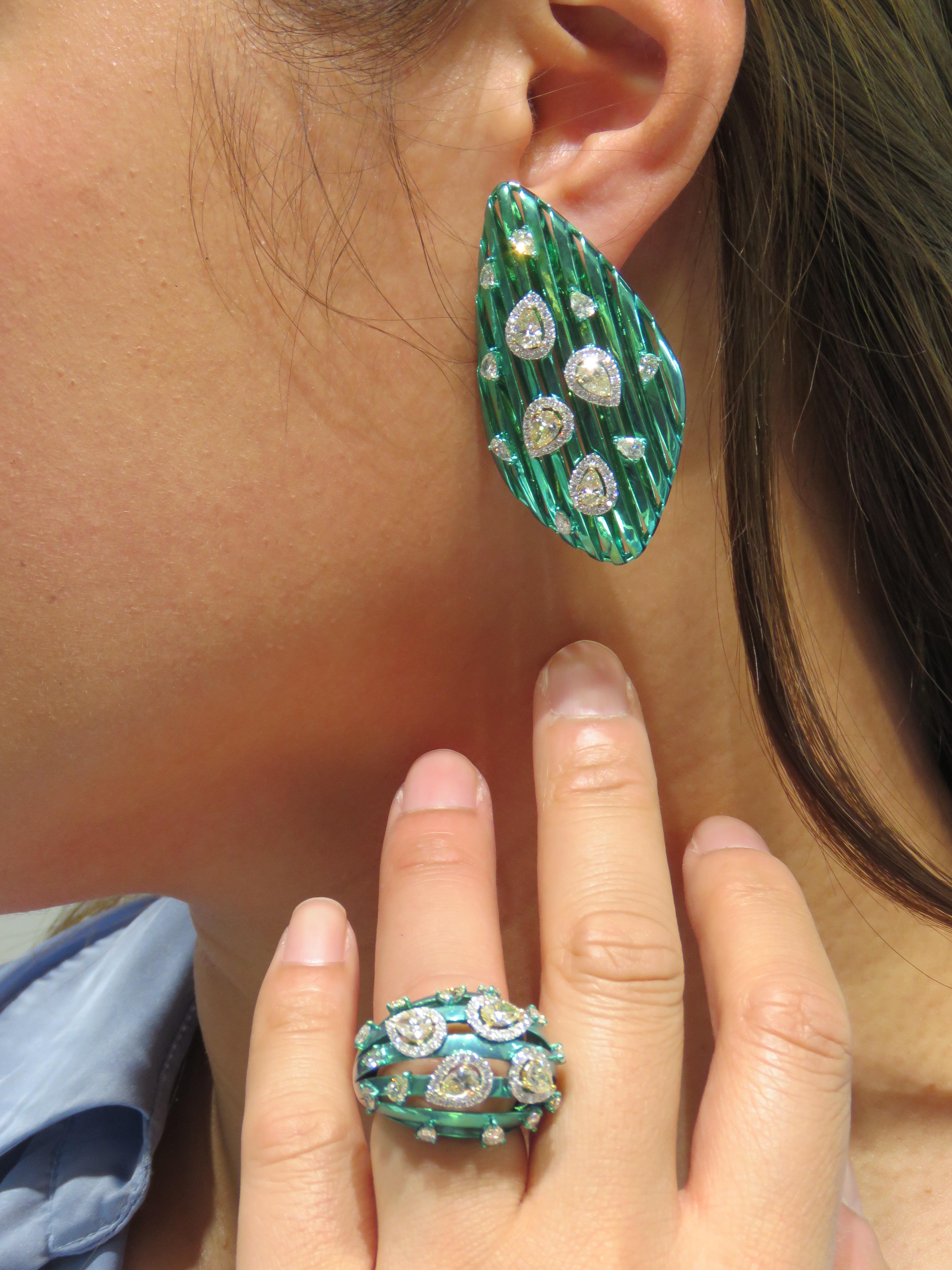 NWT $15, 000 18KT Gold Green Titanium Gorgeous Fancy Yellow Diamond Ring In New Condition For Sale In New York, NY