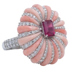 Grande bague cocktail fantaisie en or blanc pailleté de corail, rubis et diamants, 15 000 $, neuve avec étiquette