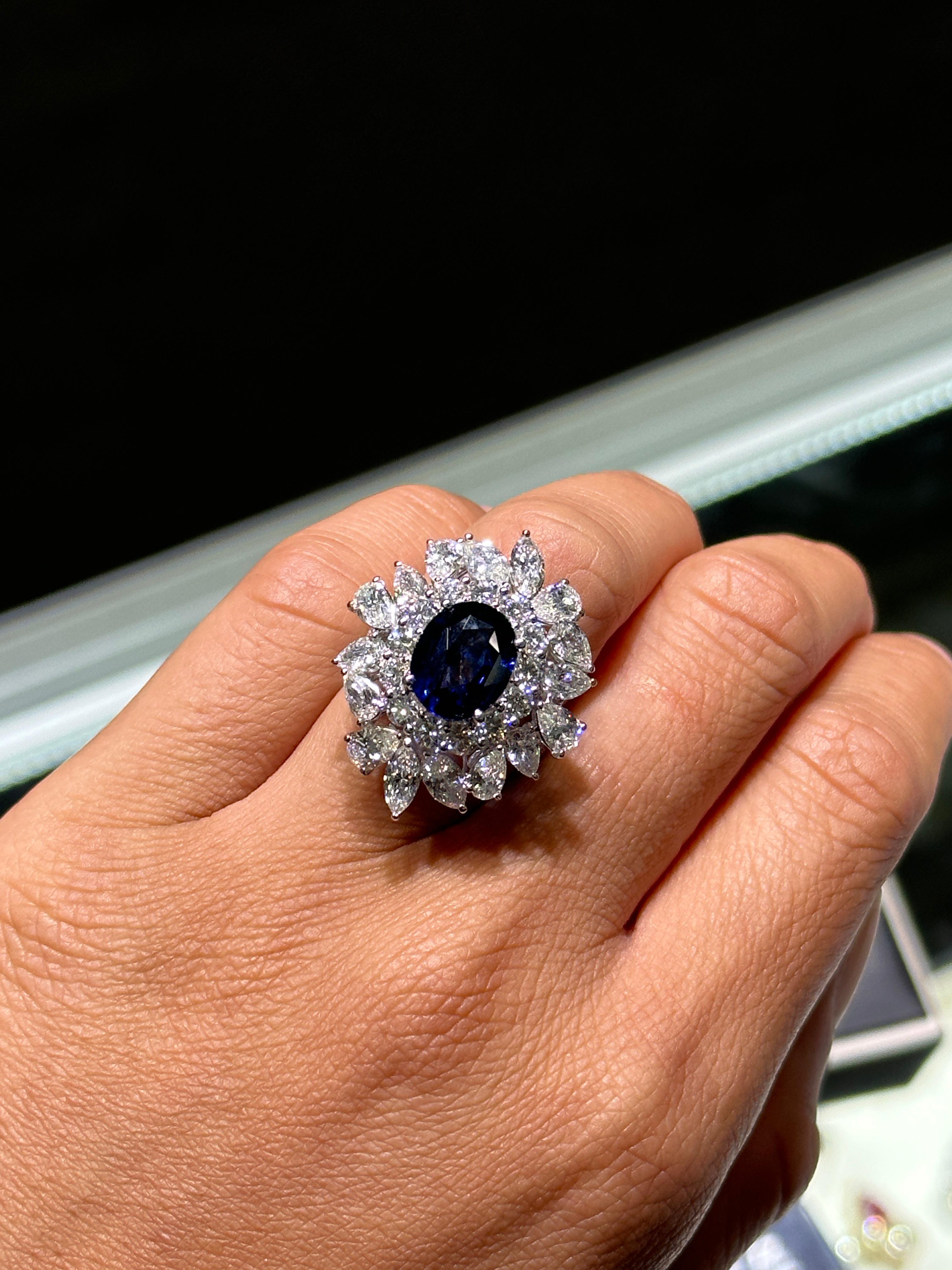 L'article suivant est une bague en or 18KT avec saphir bleu de Ceylan et diamant. La bague est composée de superbes saphirs bleus spectaculairement sertis et entourés de magnifiques diamants de taille fantaisie !!! A.C.C. env. 10.75CTS !!! Cette