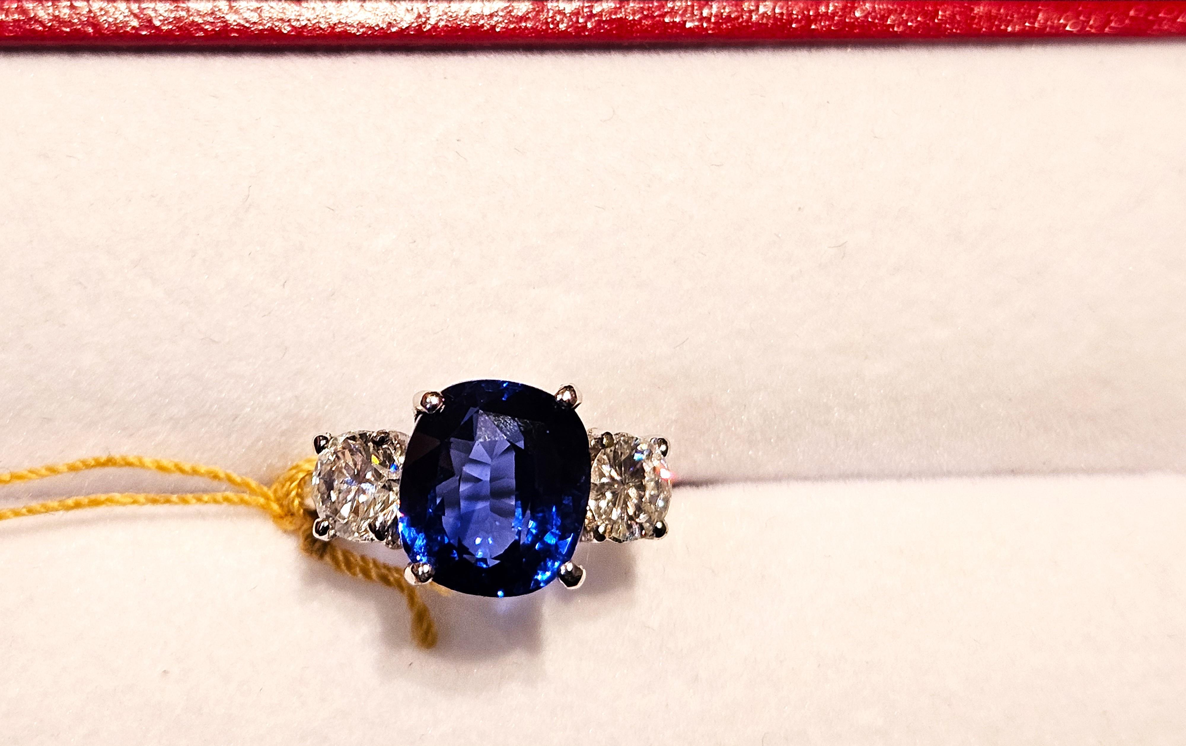 L'article suivant que nous offrons est une Rare Importante Bague en Or 18KT Spectaculaire et Brillante Large Gorgeous Blue Ceylon Sapphire Diamond. La bague se compose d'un saphir bleu de Ceylan, rare et magnifique, entouré de deux magnifiques