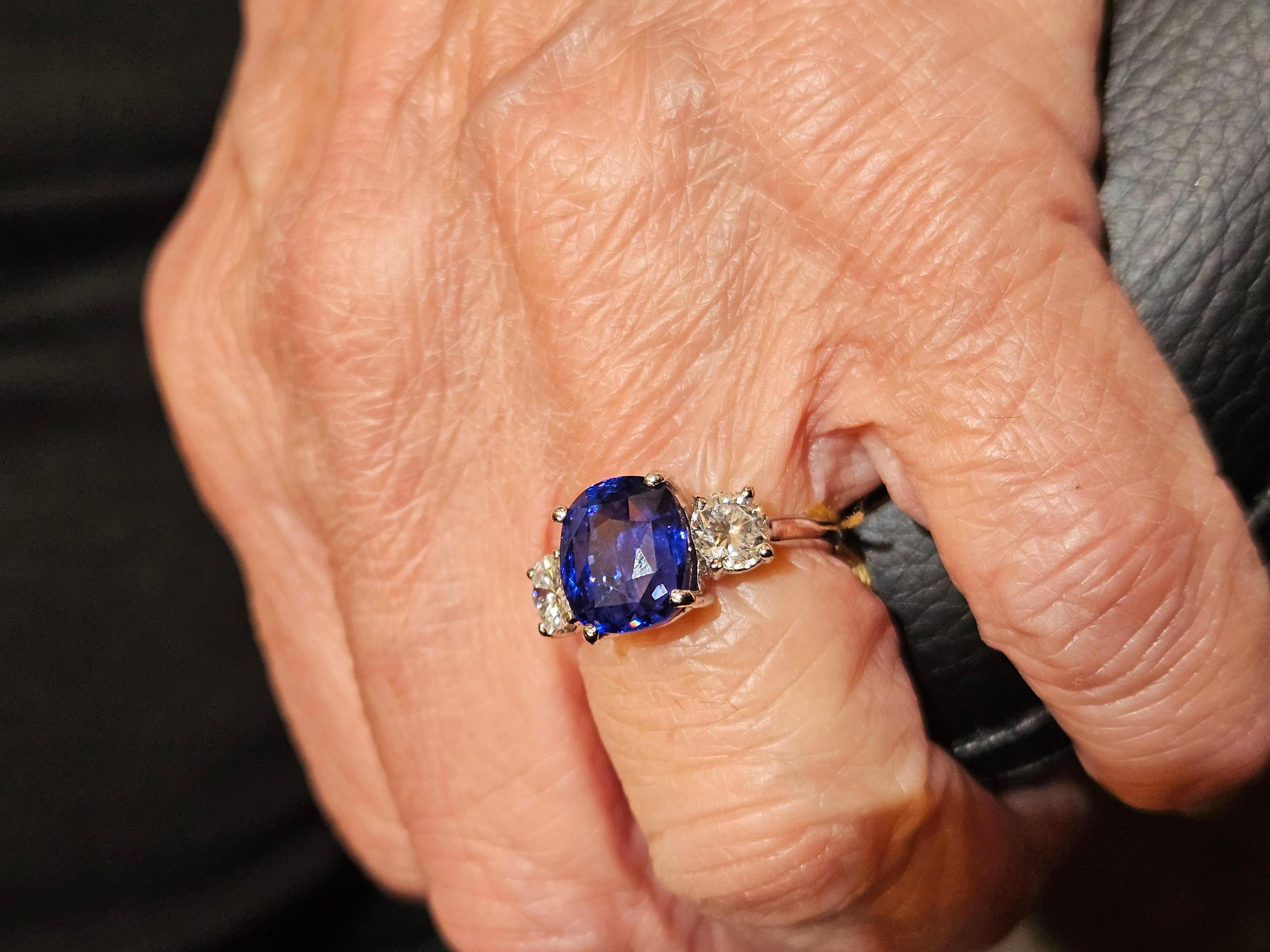 NWT $150, 000 18KT Gold Rare Gorgeous Large Ceylon Blue Sapphire Diamond Ring In New Condition For Sale In New York, NY