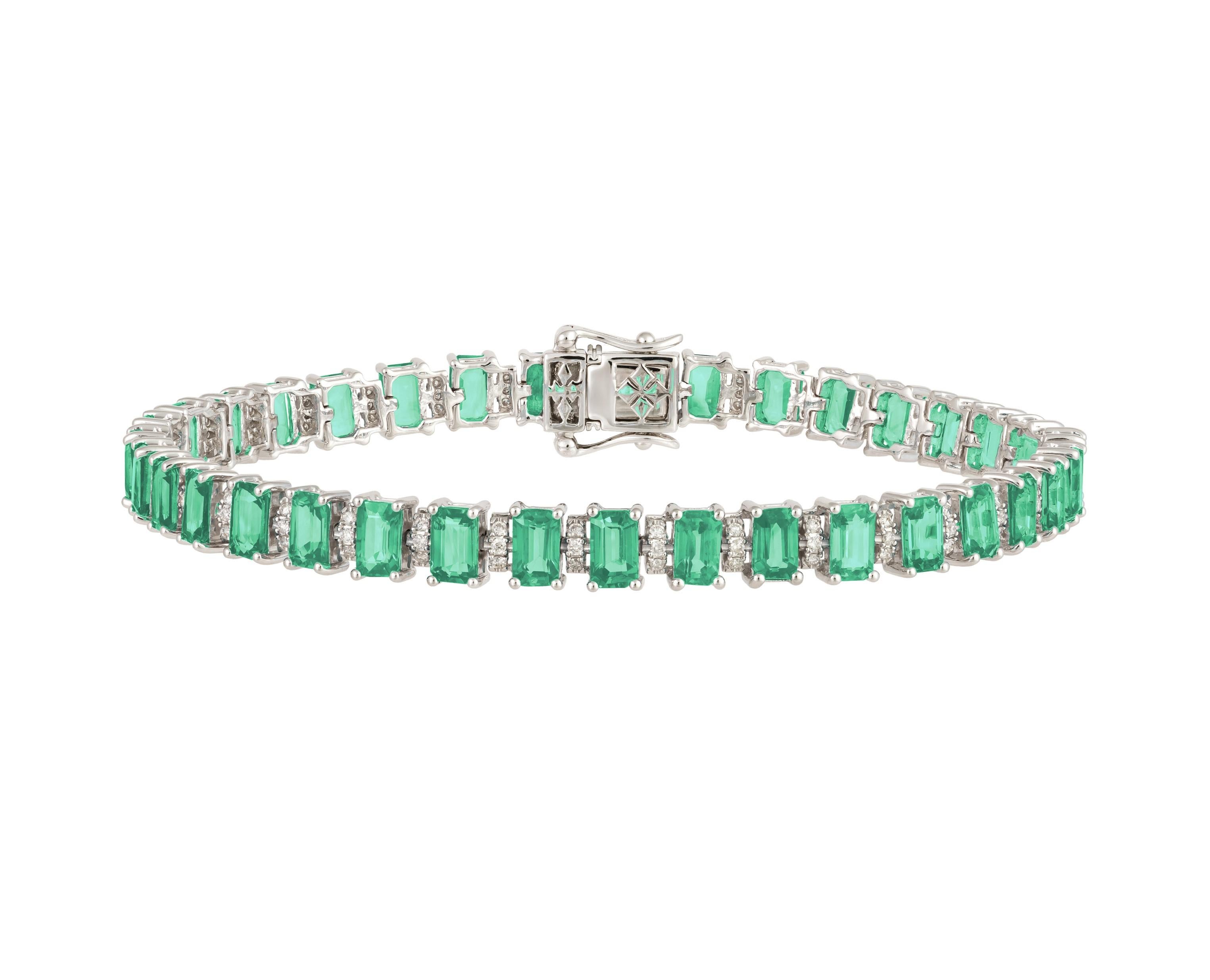 L'article suivant que nous vous proposons est un rare et important bracelet en or 18 carats, scintillant et étincelant, composé d'une émeraude verte et d'un diamant rond de forme fantaisie. Le bracelet contient plus de 10CTS de belles émeraudes