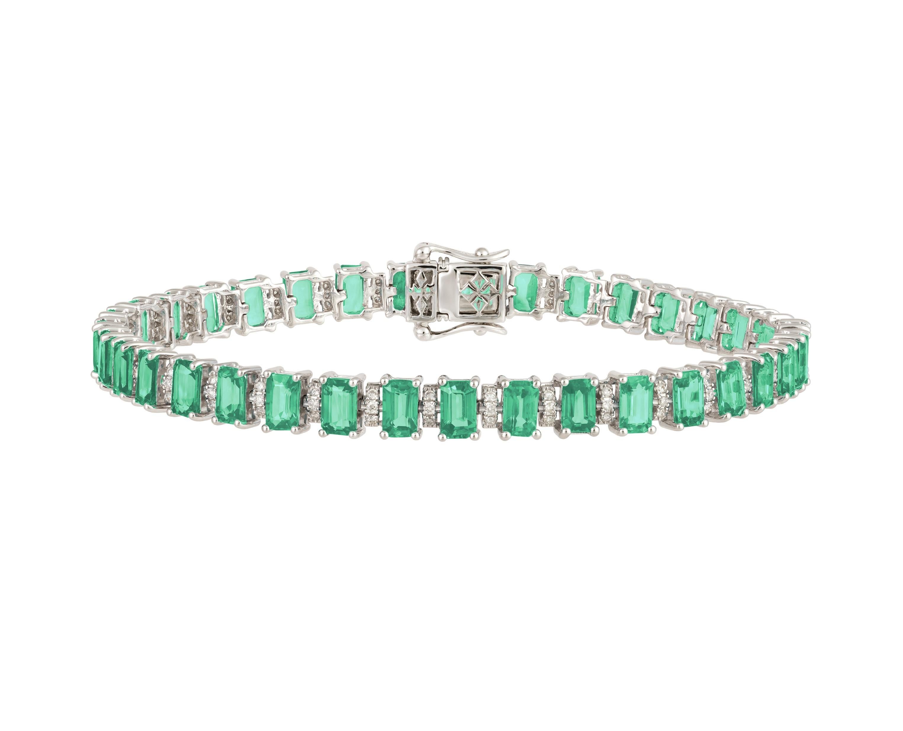 Das folgende Element, das wir anbieten, ist dieses seltene wichtige strahlende 18KT Gold herrlich glitzernde und funkelnde prächtige ausgefallene geformte Baguette-grüne Smaragde und runde Diamantarmband. Armband enthält über 10CTS der schönen Fancy