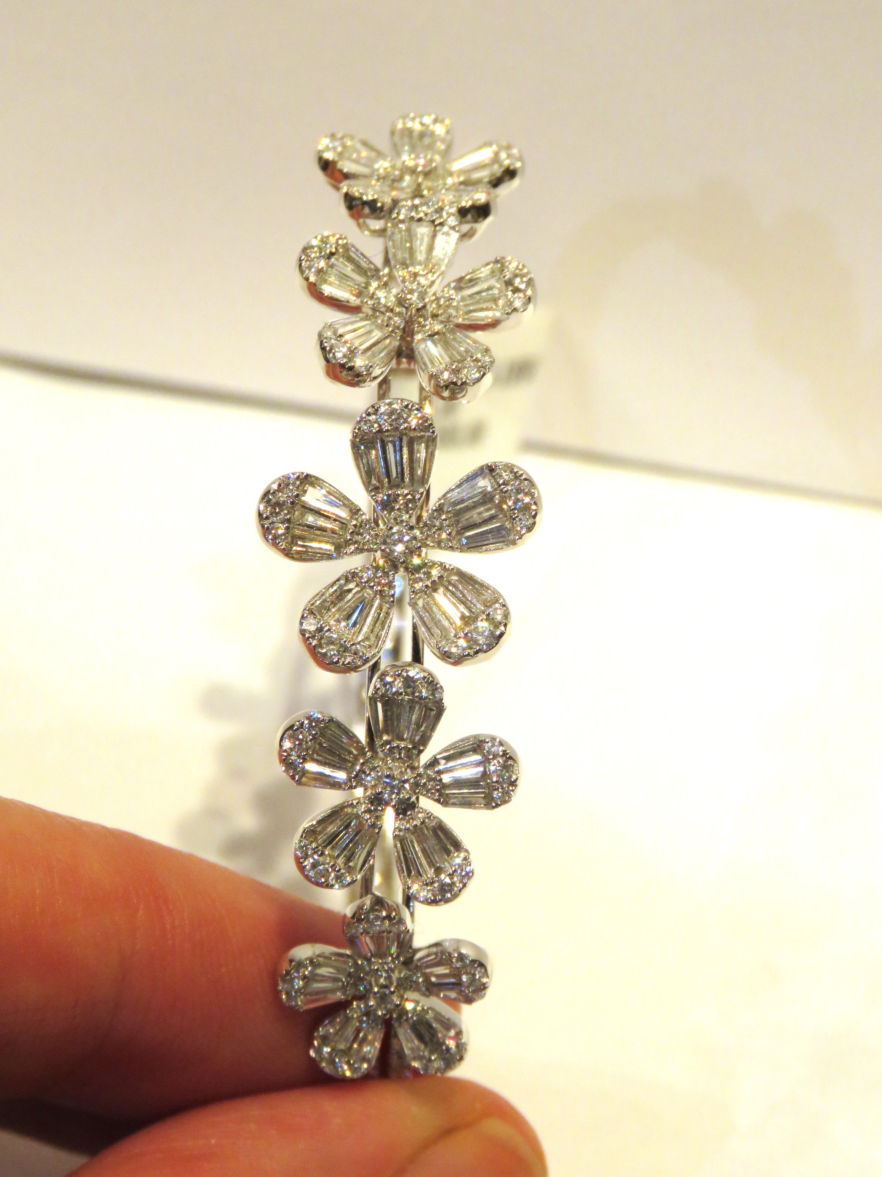 Il seguente articolo che offriamo è un raro e importante bracciale radiante in oro 18KT con diamanti a fiore grande e fantasia.  Il bracciale è composto da splendidi diamanti grandi a forma di fiore. T.C.W CIRCA 3CTS!!! Questo magnifico braccialetto