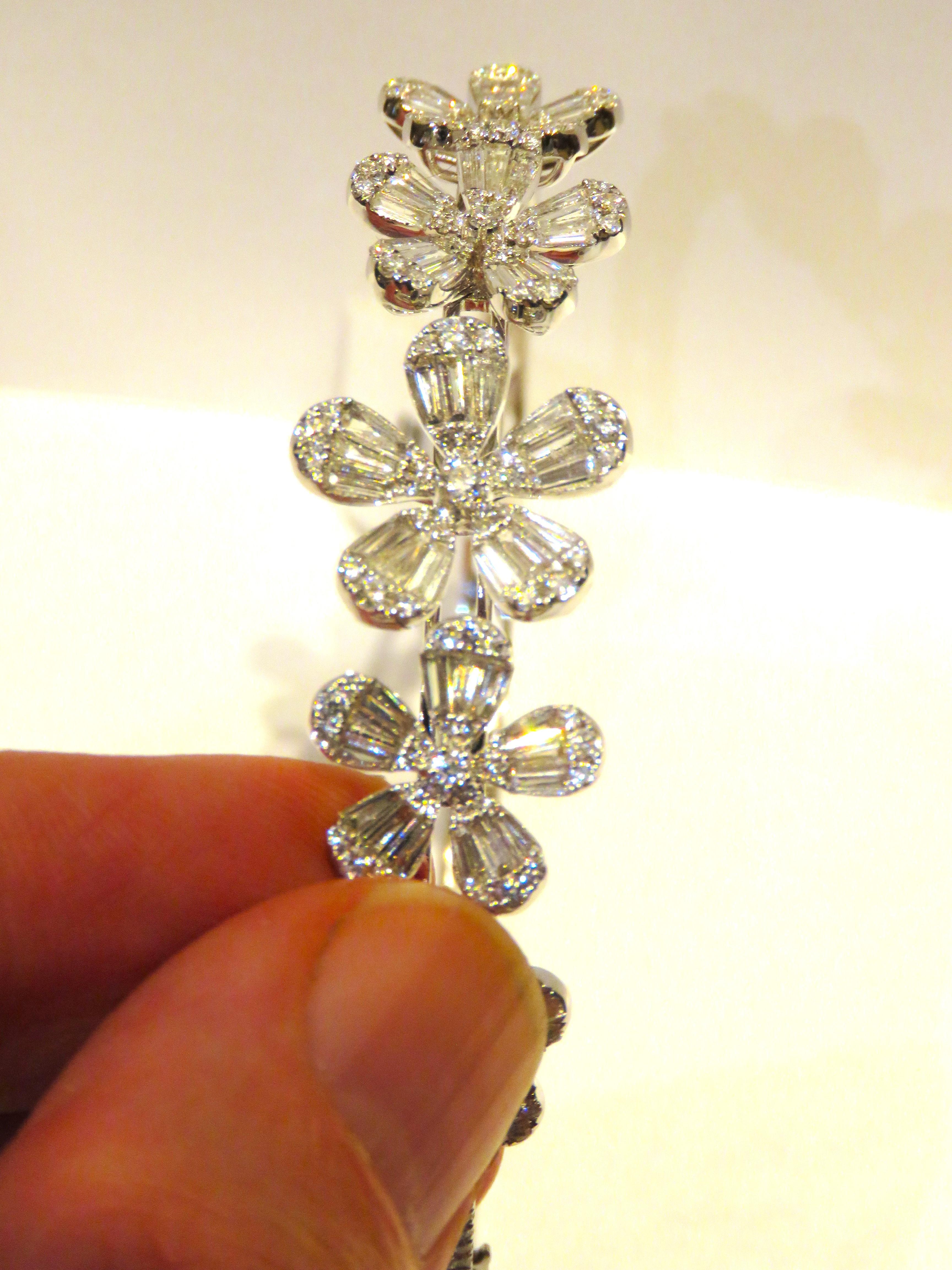 Taglio misto NWT $16,000 Oro 18KT Splendido bracciale floreale con diamanti in vendita