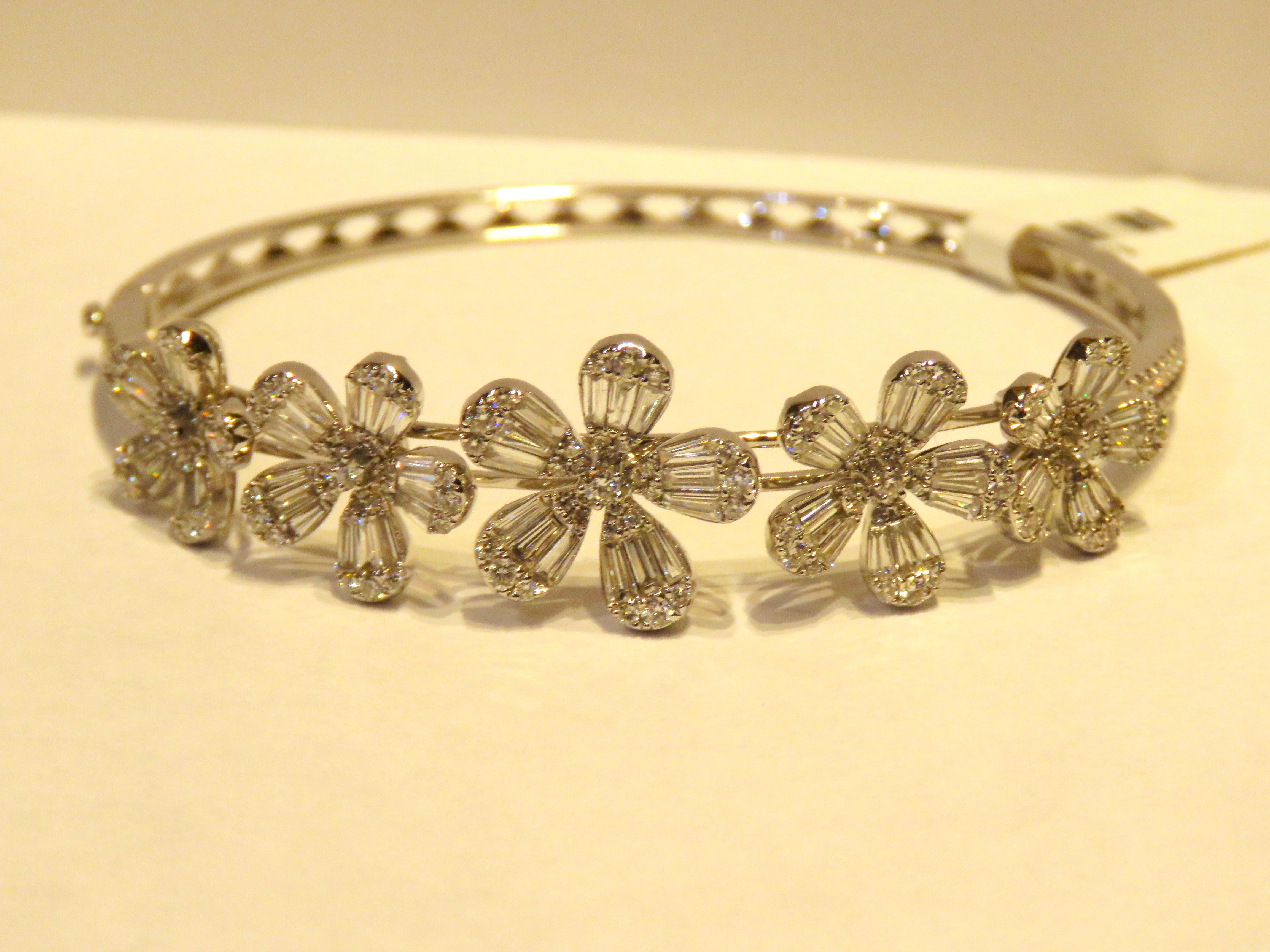 NWT $16,000 Oro 18KT Splendido bracciale floreale con diamanti In condizioni Nuovo in vendita a New York, NY