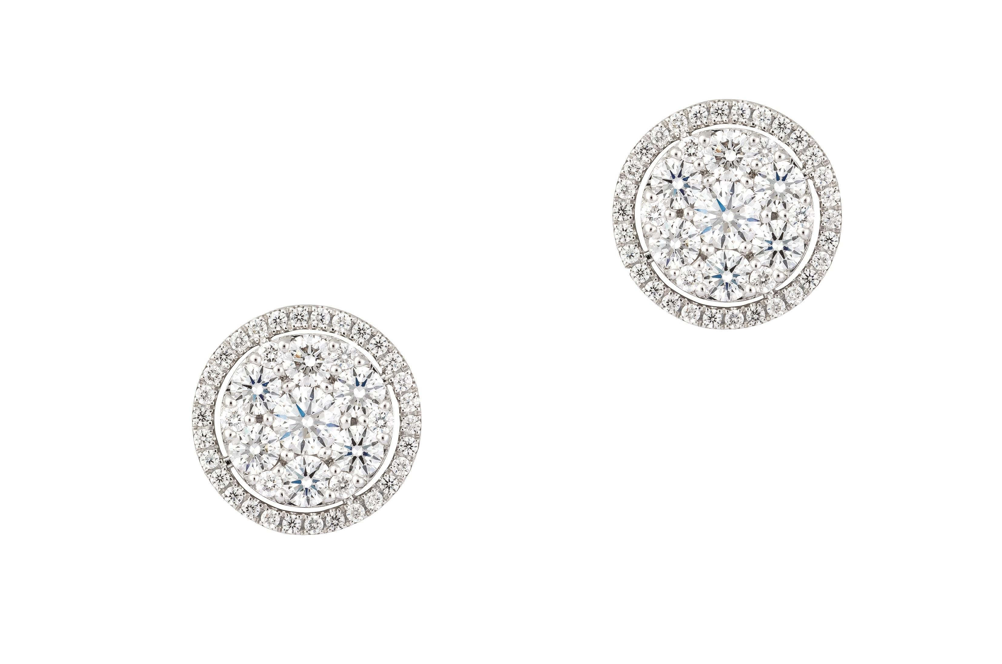 Les articles suivants que nous offrons sont une paire de boucles d'oreilles en or 18KT Fancy White Diamond Stud Ears. Les boucles d'oreilles sont composées de magnifiques diamants blancs scintillants finement sertis totalisant environ 2.50CTS de