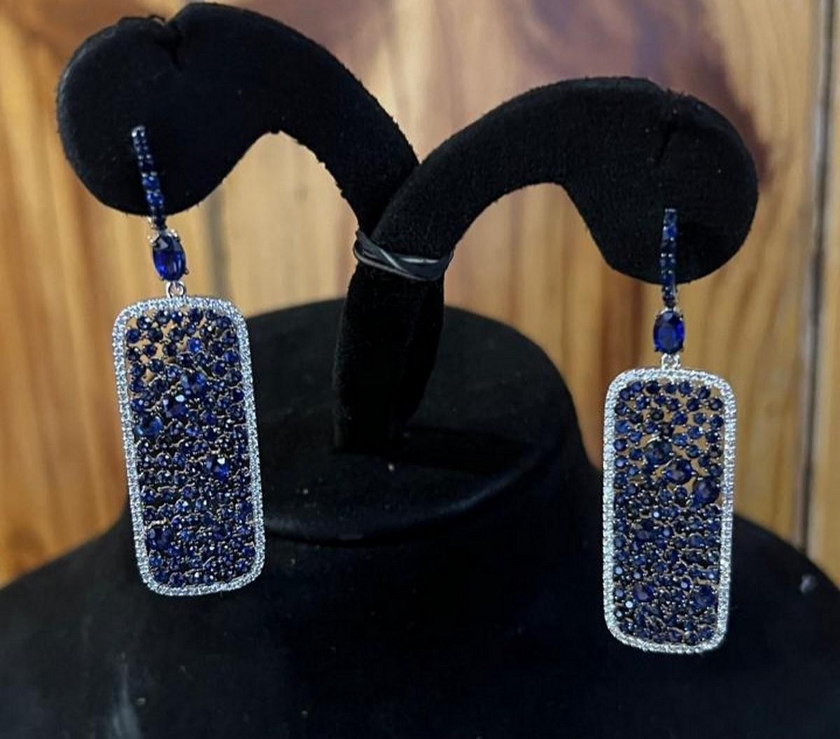 Donna NWT $16, 219 Orecchini in oro 18KT con diamanti e zaffiri blu rari e fantasiosi in vendita