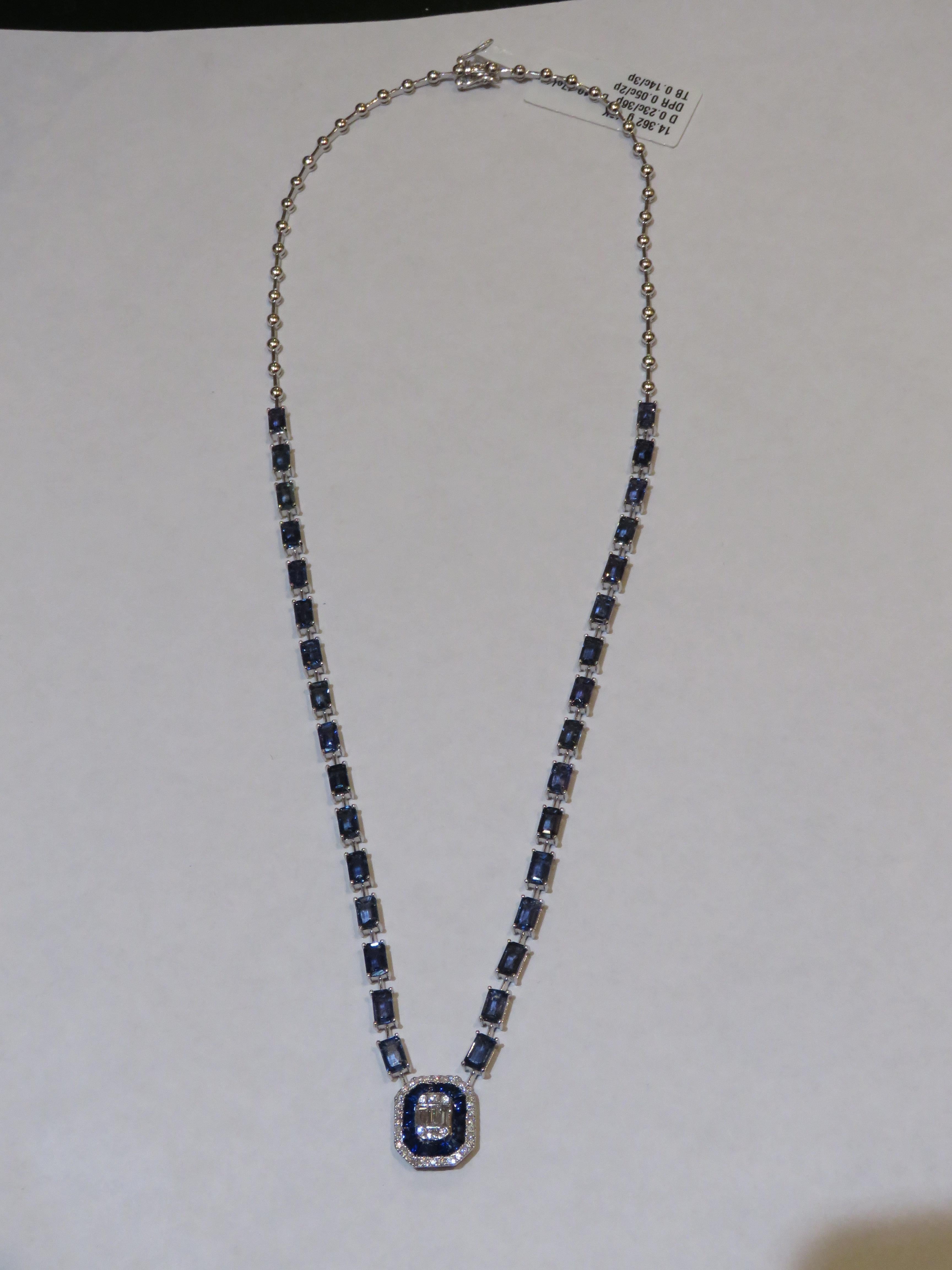 Il seguente articolo che offriamo è questa rara e importante collana di zaffiri blu e diamanti in oro 18KT, splendida e scintillante, con taglio a principessa e smeraldo. La collana contiene circa 13.50 carati di splendidi zaffiri blu taglio