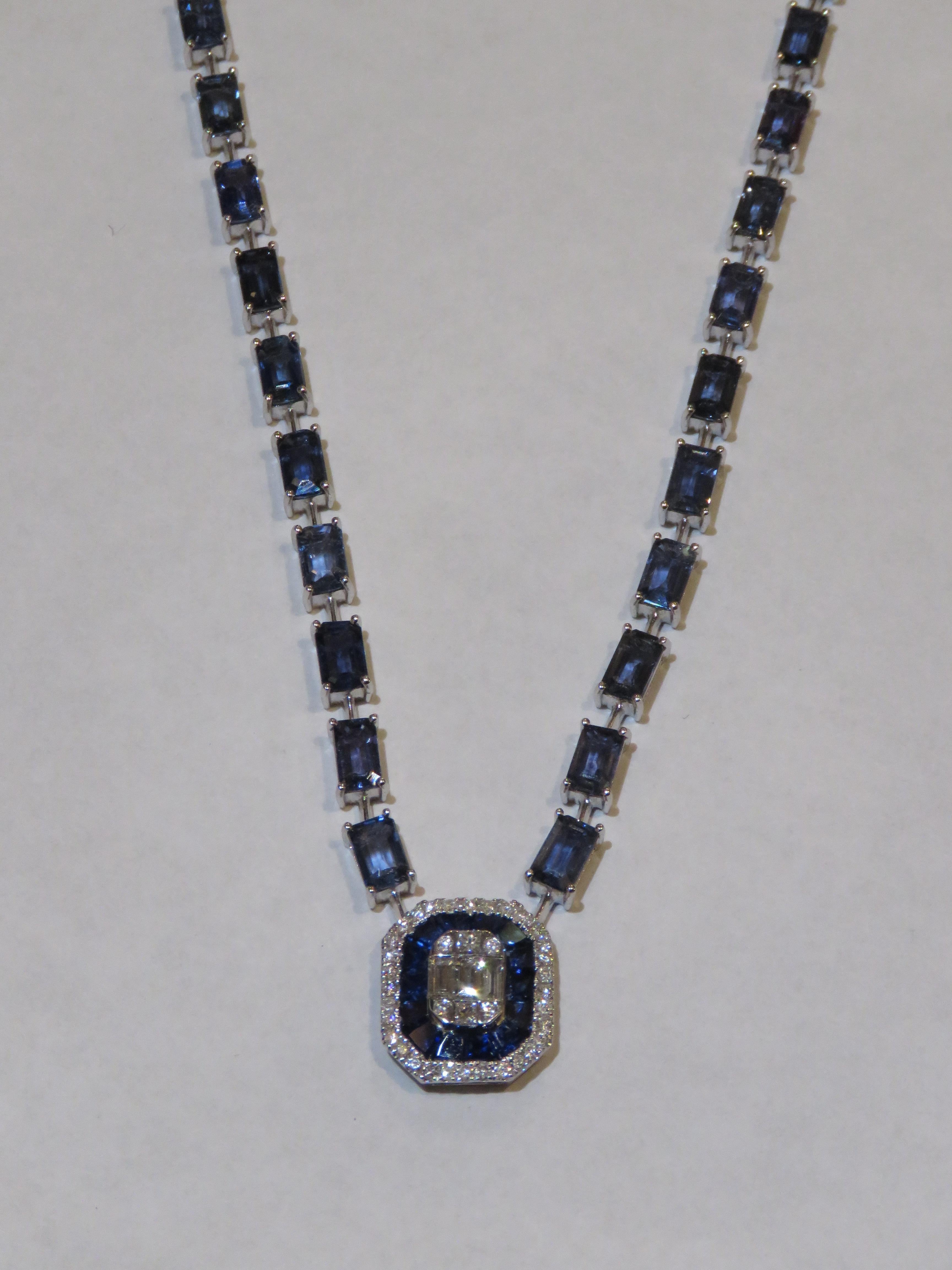Taglio misto NWT $16, 500 Collana 18KT Fancy Large Glittering 13.50CT Fancy Sapphire Diamond in vendita