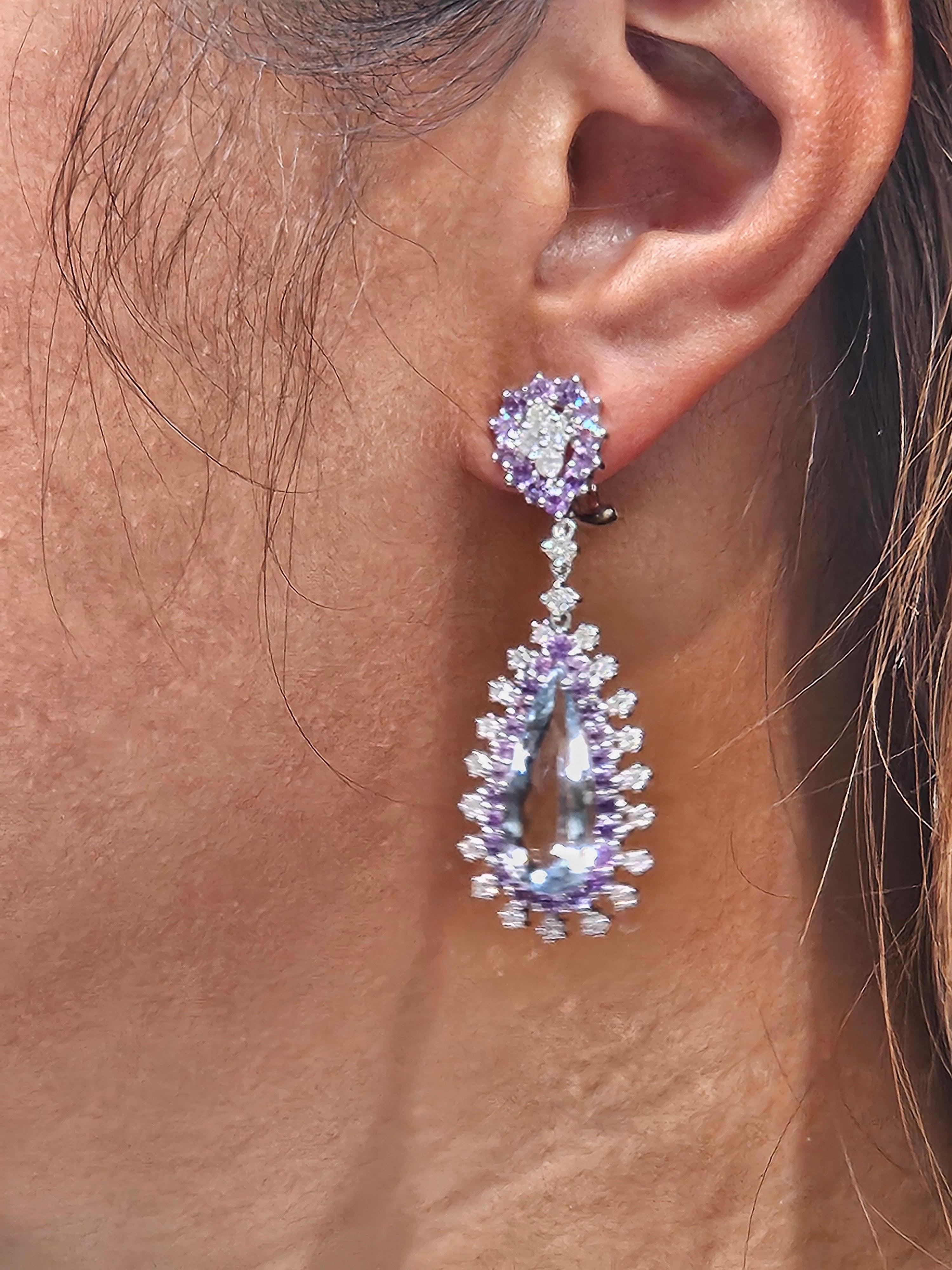 Les articles suivants sont une paire rare et importante de boucles d'oreilles pendantes spectaculaires et magnifiques en or 18KT avec aigue-marine et diamant. Les boucles d'oreilles sont composées de GORGEOUS Fine Aquamarine bleu avec des diamants