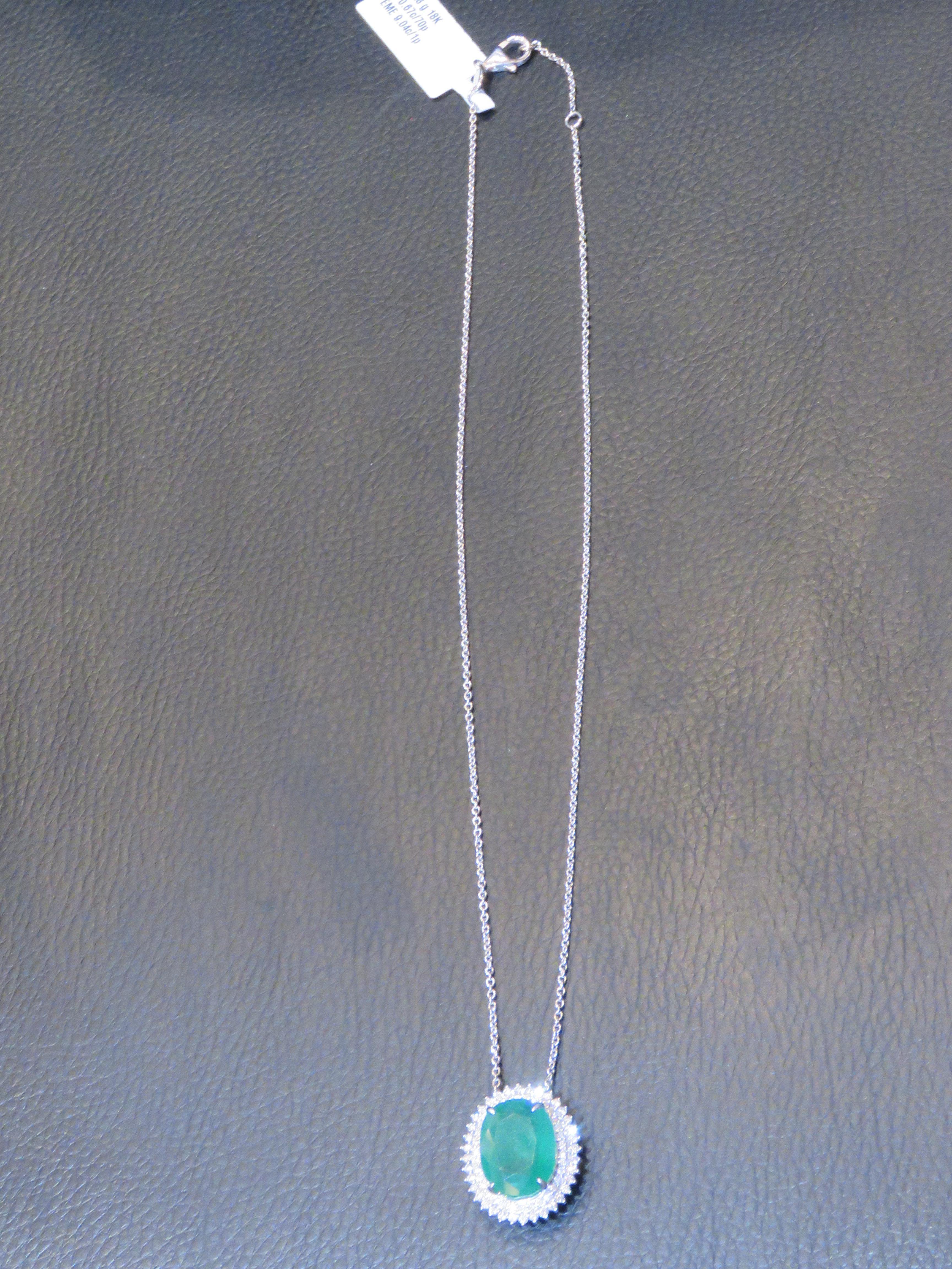Una rara collana con diamanti e smeraldi in oro bianco 18KT. La collana è composta da splendidi smeraldi e diamanti a forma di cuore finemente incastonati!!! Gli smeraldi e i diamanti sono di qualità squisita e pregiata. T.C.W. Circa 10CTS!!! Questa