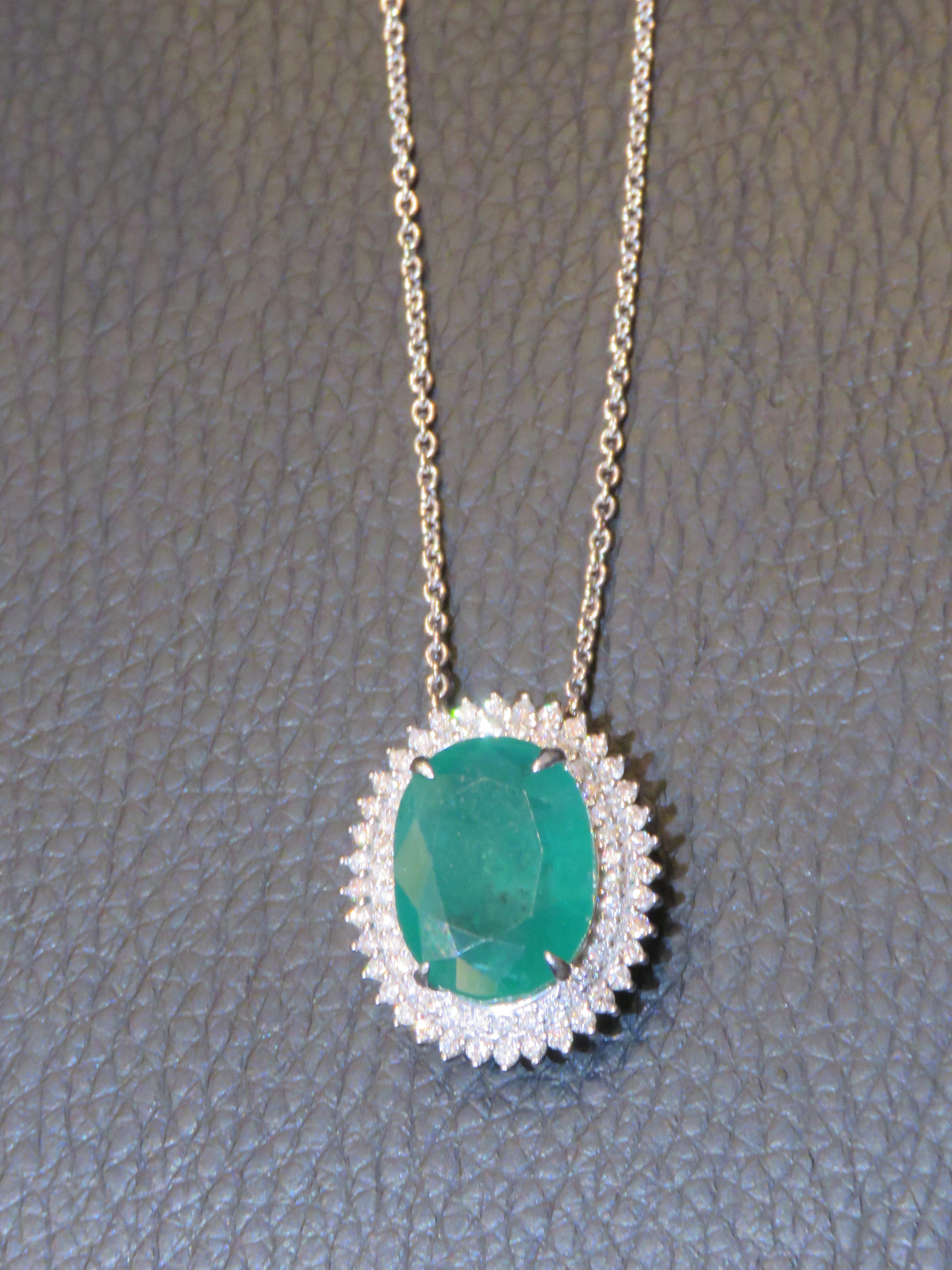 Taglio ovale NWT $16, 750 Rara e splendida collana di smeraldi e diamanti 18KT Fancy Large Drop in vendita