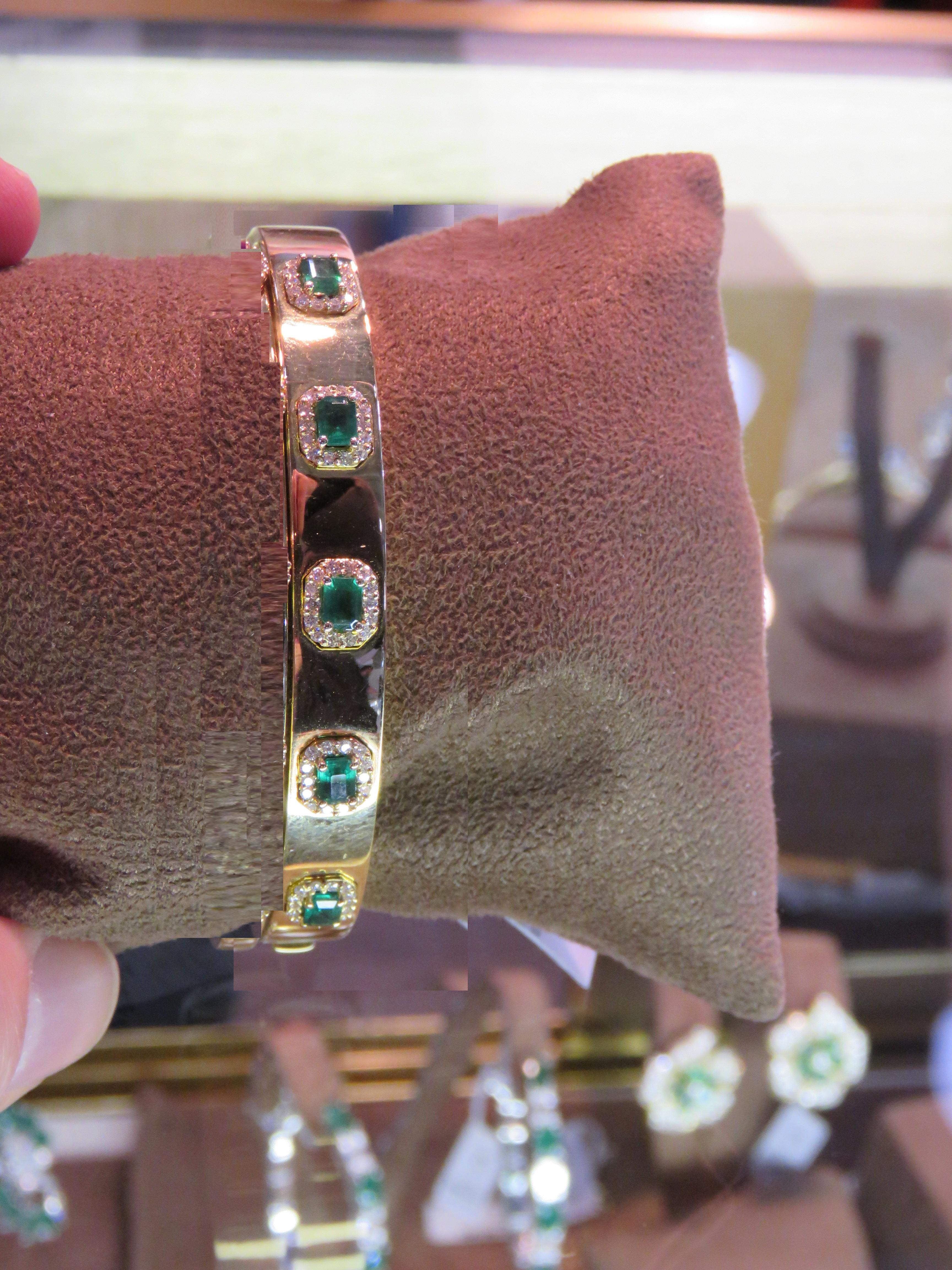 Mixed Cut NWT $16, 900 18KT Gold Fancy Glittering Emerald Diamond Bracelet Bangle Cuff For Sale