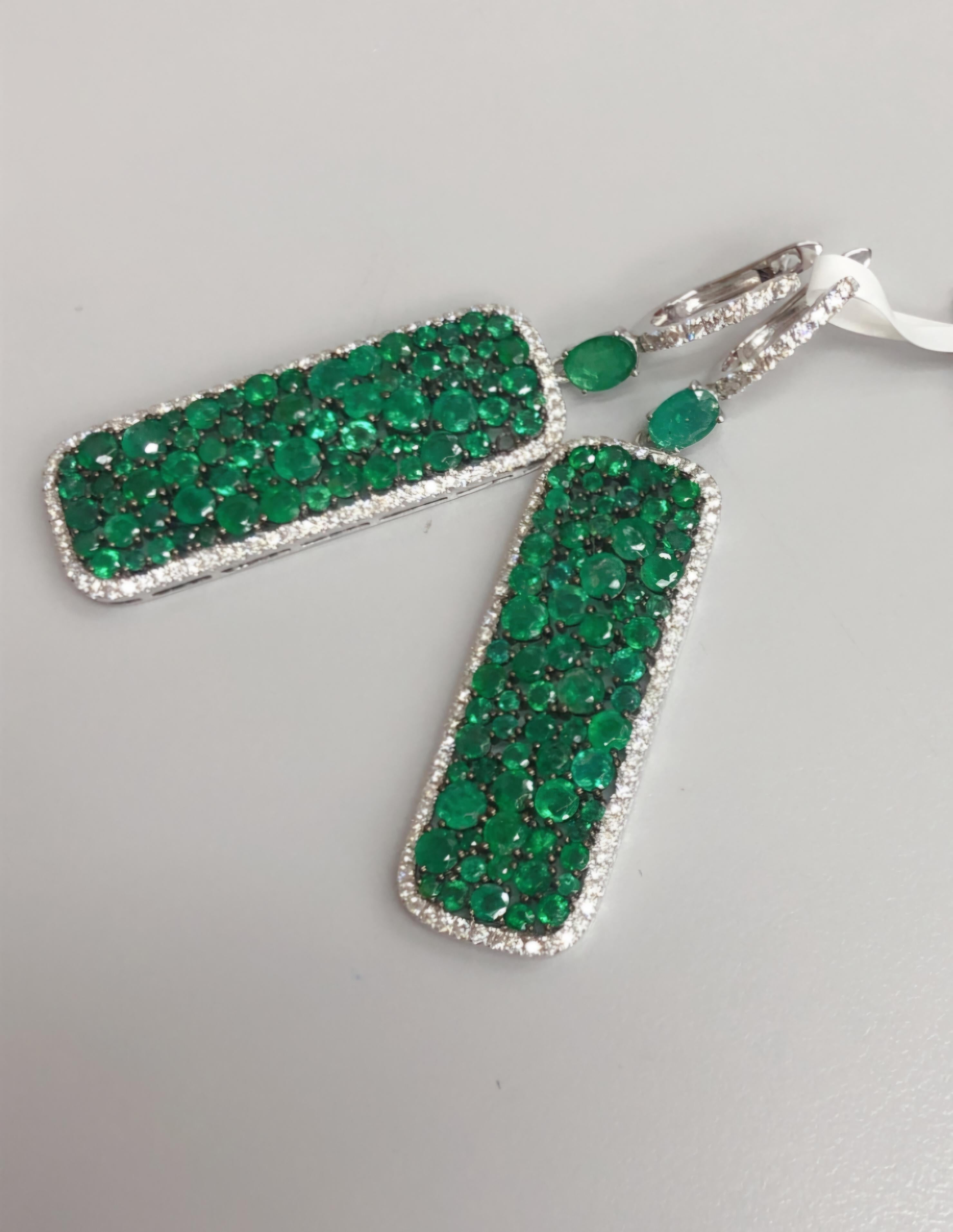 Il seguente articolo è un importante e raro paio di orecchini in oro 18KT con smeraldi verdi e diamanti. Gli orecchini sono composti da magnifici smeraldi verdi assortiti e scintillanti con diamanti A.C.C. circa 10CTS!!! Questi magnifici orecchini