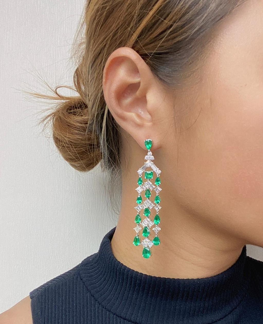 NEU $160, 000 18KT Große glitzernde kolumbianische Smaragd-Diamant-Ohrringe, groß im Zustand „Neu“ im Angebot in New York, NY