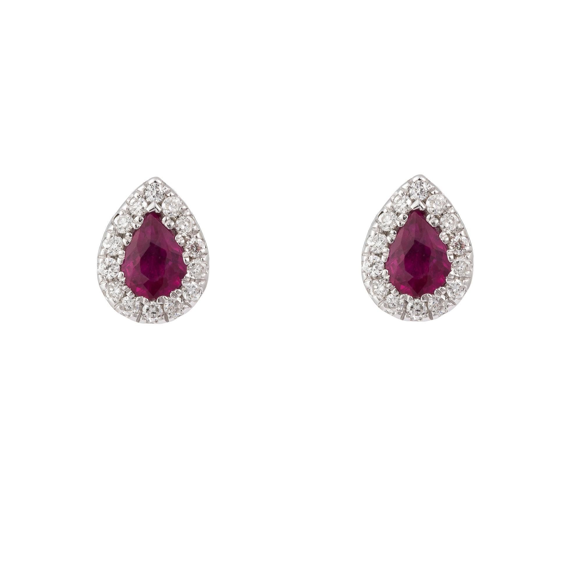 L'article suivant est une paire de boucles d'oreilles en or 18KT avec un gros rubis rouge. Les boucles d'oreilles sont composées de clous d'oreilles finement sertis d'un magnifique rubis rouge en forme de poire !!! A.I.C&W. Approx .60CTS. Ces