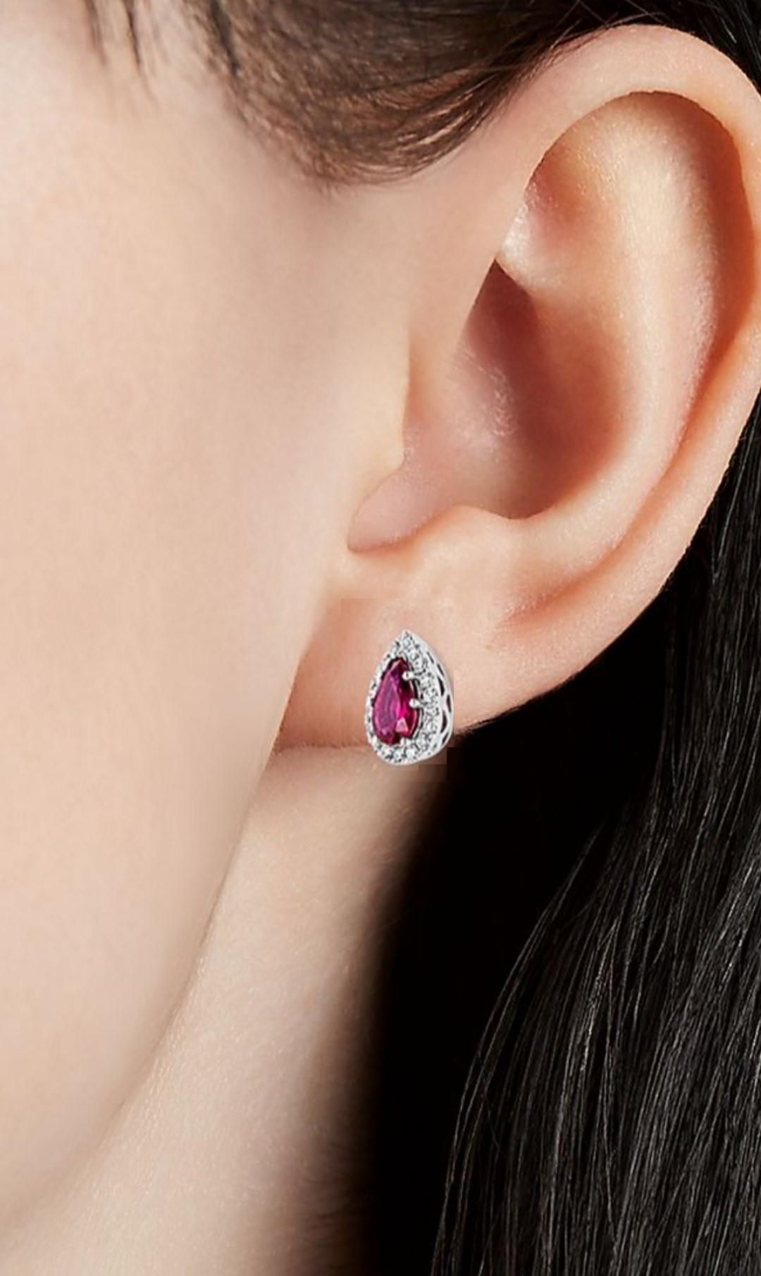 NWT $1600 18KT Gold Glittering Fancy Red Pear Ruby Diamond Stud Earrings Clous d'oreilles Neuf - En vente à New York, NY