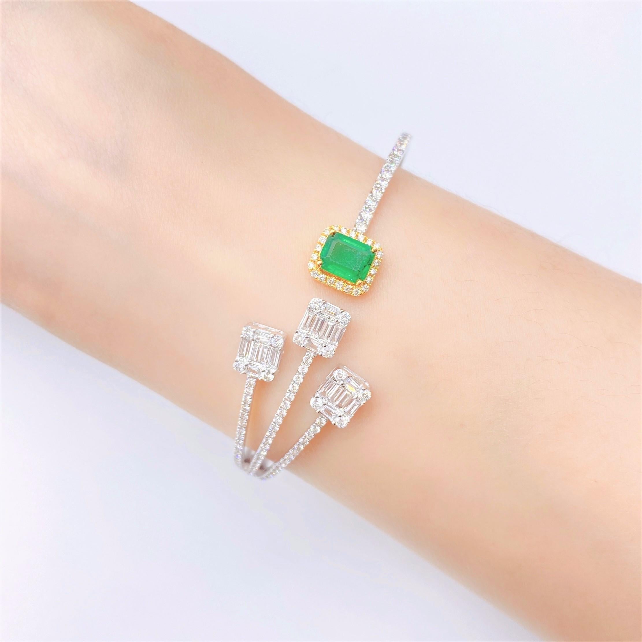 Emerald Cut NWT $16, 399 18KT Gold Glittering Fancy Green Emerald Diamond Bangle Bracelet For Sale