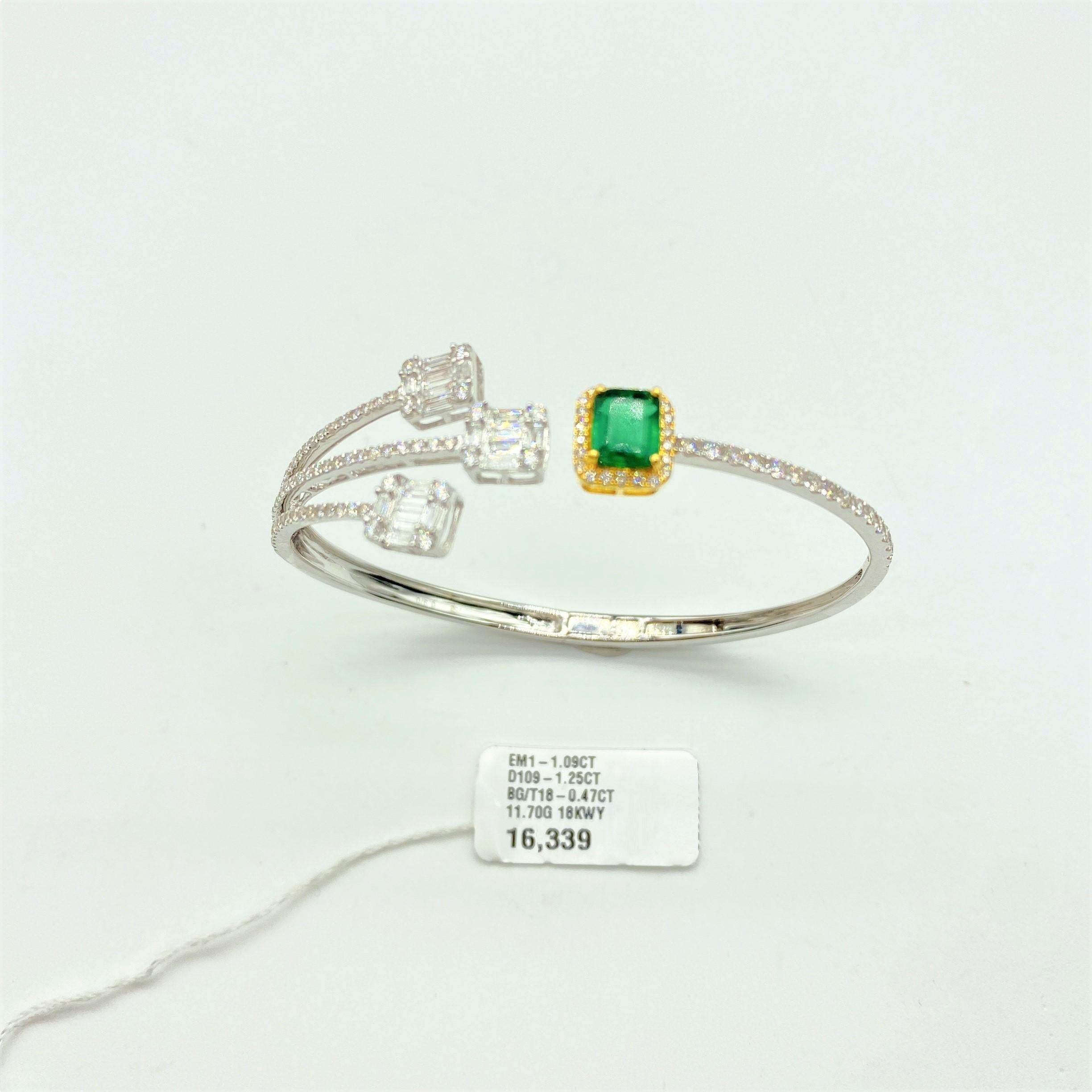 NWT $16, 399 18KT Gold Glittering Fancy Green Emerald Diamond Bangle Bracelet In New Condition For Sale In New York, NY