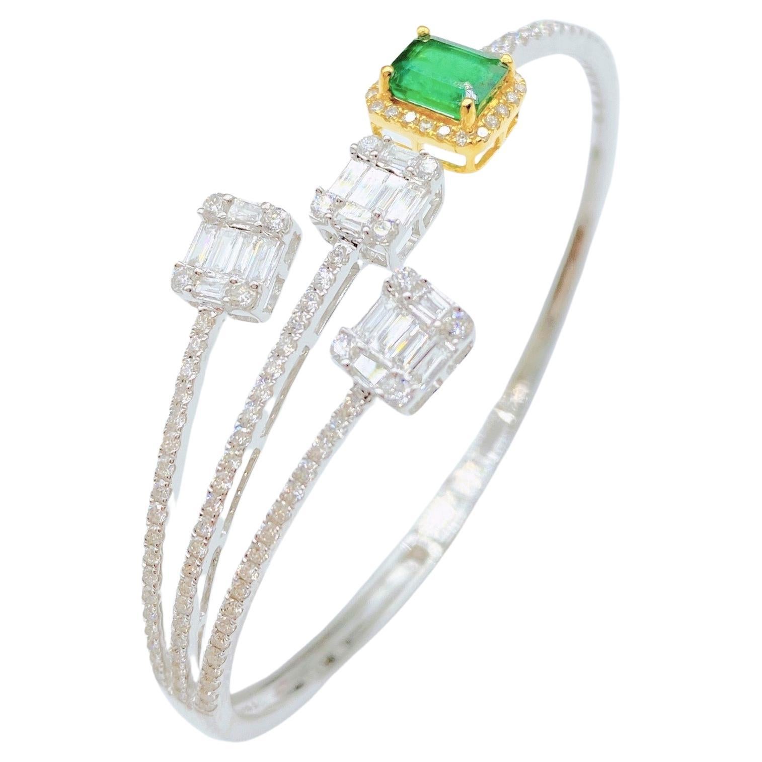 Bracelet jonc fantaisie en or 18 carats avec diamants et émeraudes vertes scintillantes 16 399 $, Neuf avec étiquette