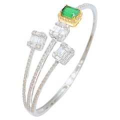Bracelet jonc fantaisie en or 18 carats avec diamants et émeraudes vertes scintillantes 16 399 $, Neuf avec étiquette