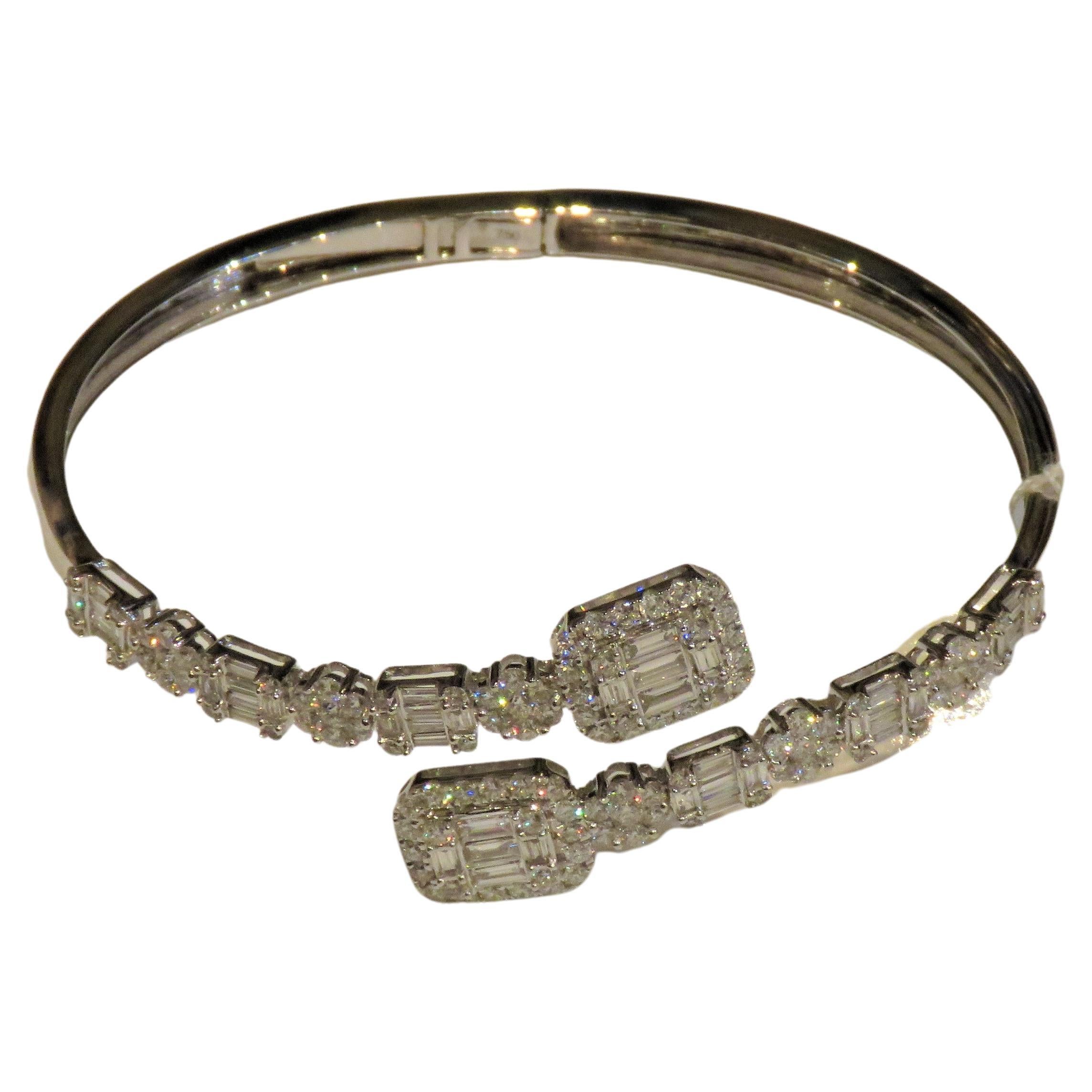 NWT $16, 459 18KT Gold Fancy Glittering Diamond Baguette Bangle Bracelet For Sale